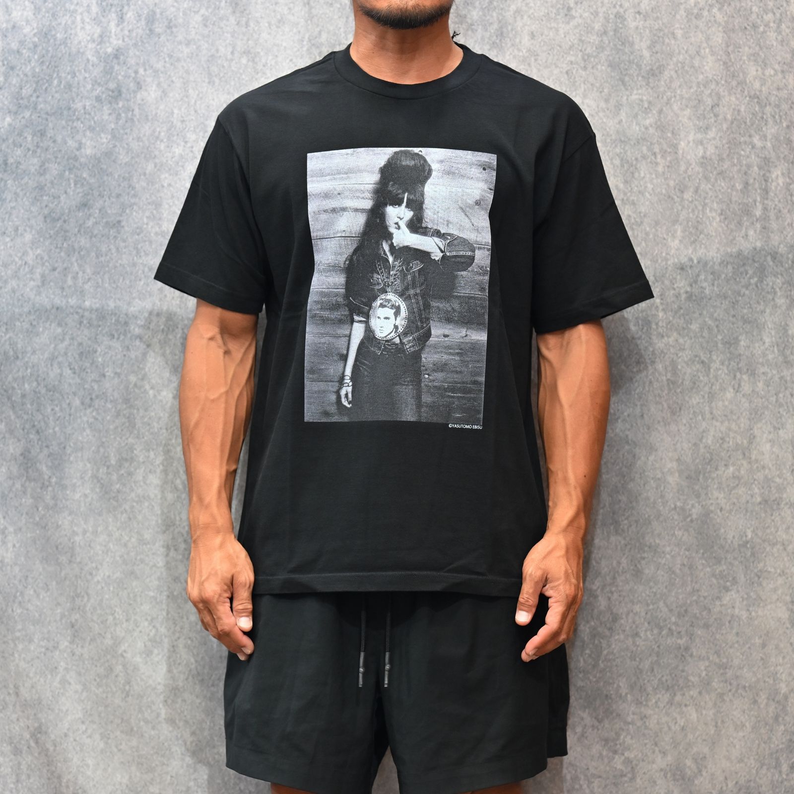Stie-lo × Irina.L "Presley" T-SH （BLACK） / プリントTシャツ （ブラック） 25MND-STL009