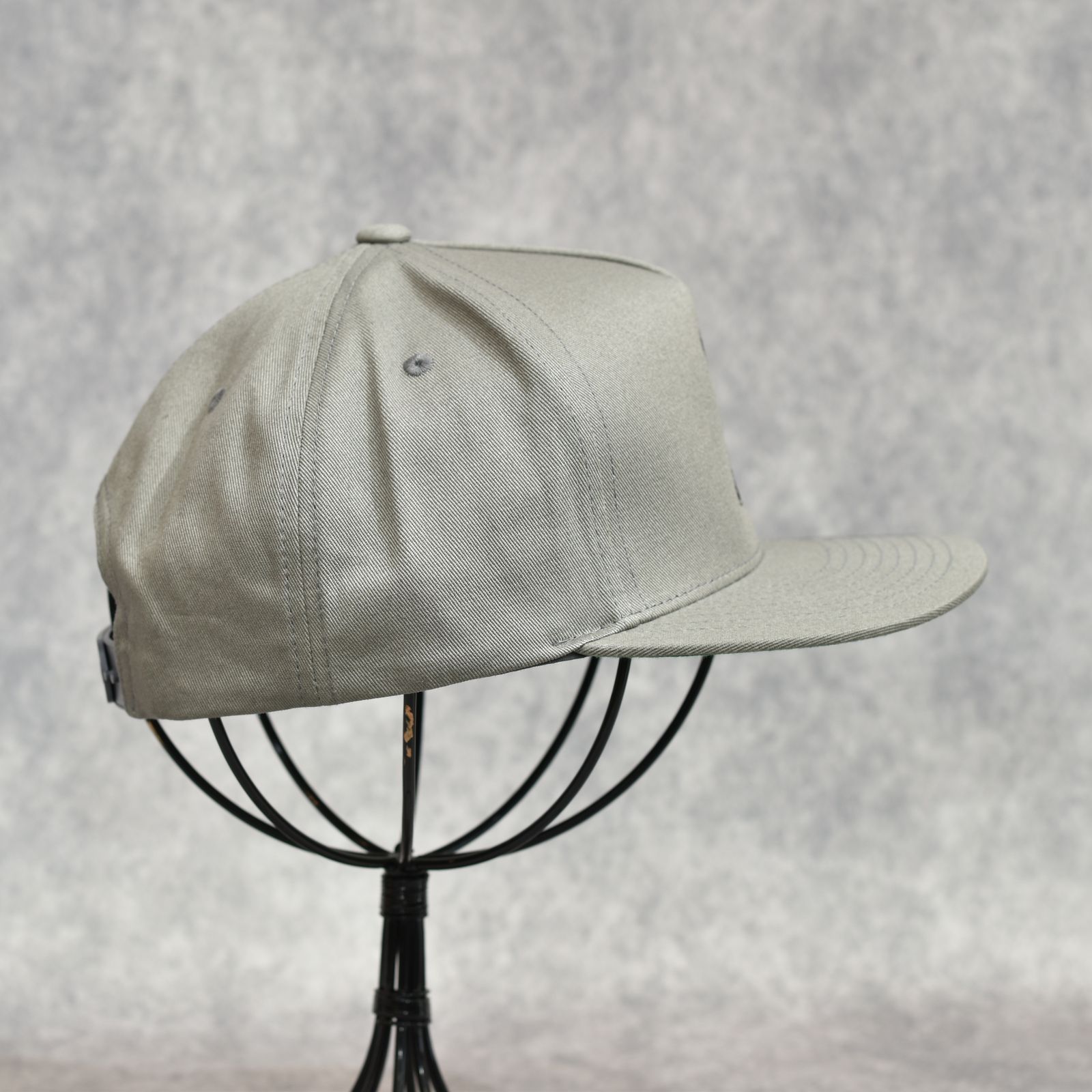 PINSTRIPE EMBROIDERY CAP (GRAY)｜ピンストライプ ロゴ刺繍 ベースボールキャップ｜CR-26SS010