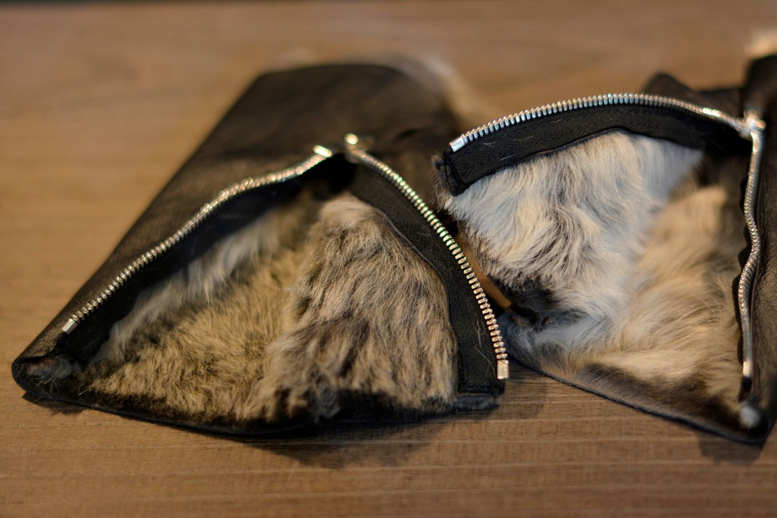 "SHEEP SHEARLING GLOVE SPAIRAL ZIP