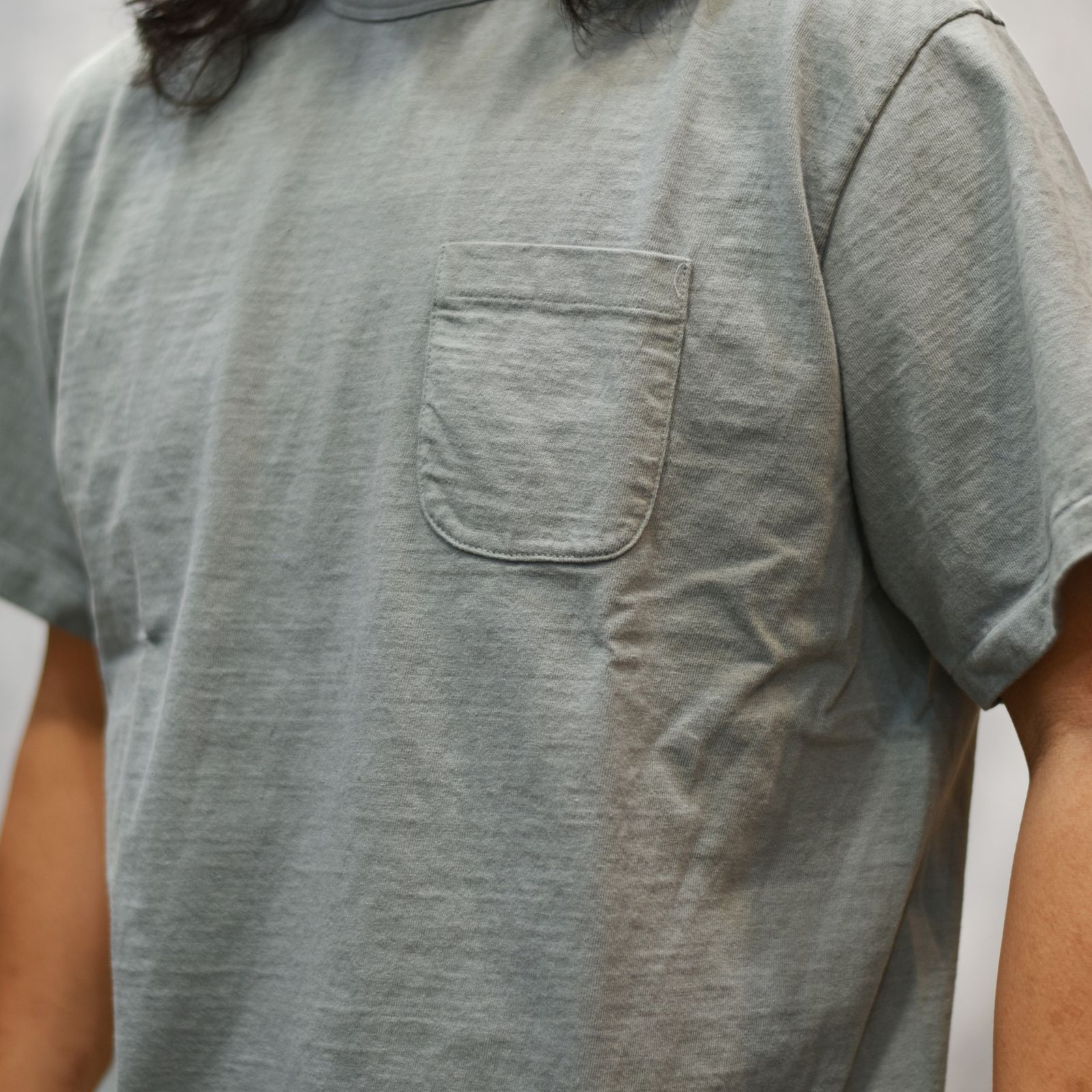 GARMENT DYE GIRLS LOGO POCKET TEE ＜NATURALLY PAINT DESIGN＞ (GREEN GRAY)｜ガール ロゴプリント ポケットTシャツ｜CL-26SS004NT
