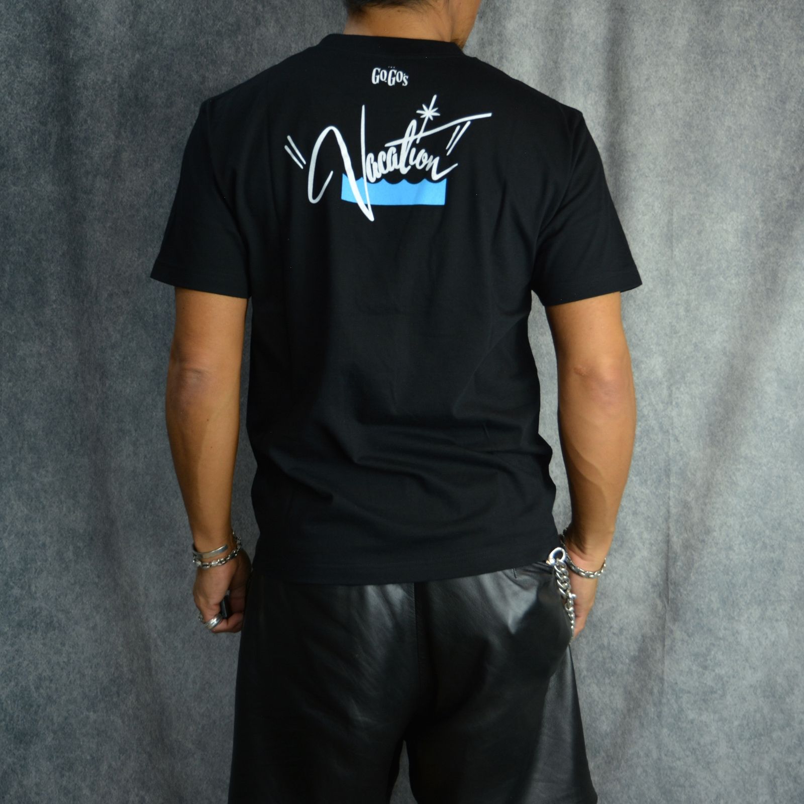 GO-GO'S "Vacation" Print Crewneck T-SH （BLK） / プリント Tシャツ （ブラック）
