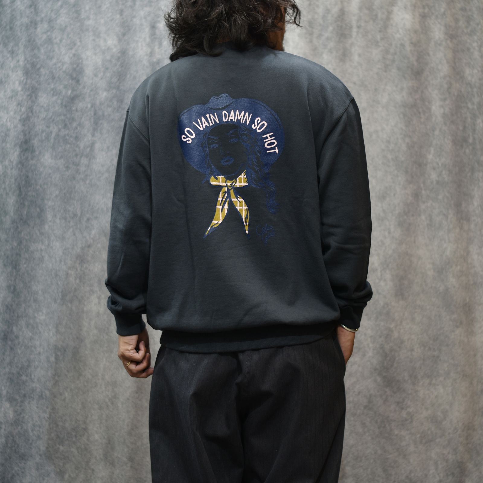 SYNDICATE RETRO WESTERN GIRL CREW NECK SW (CHARCOAL)｜クルーネック スウェット トレーナー｜CL-25AW029