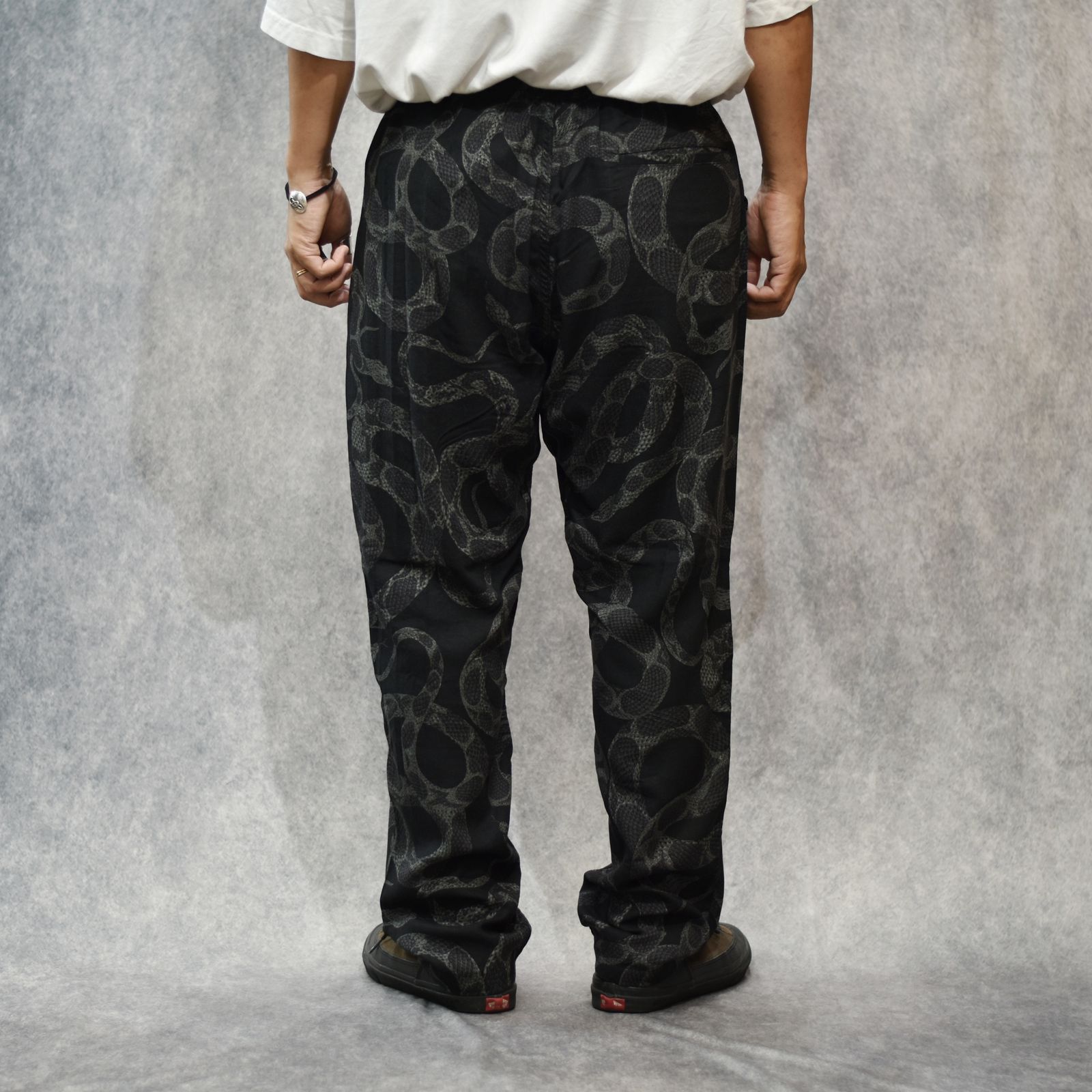 パンツ 046040 CALEE ALLOVER SNAKE PATTERN EASY CALEE - ALLOVER SNAKE PATTERN EASY TROUSERS ＜EXCLUSIVE