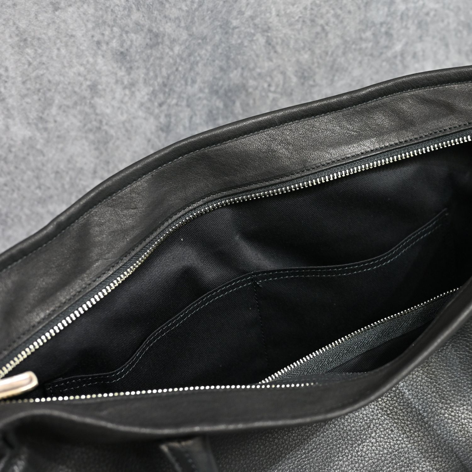 PC RIDERS LEATHER TOTE BAG M W/SILVER ZIPPER （BLACK）｜トートバッグ （ブラック）｜BFA-P-017-3697