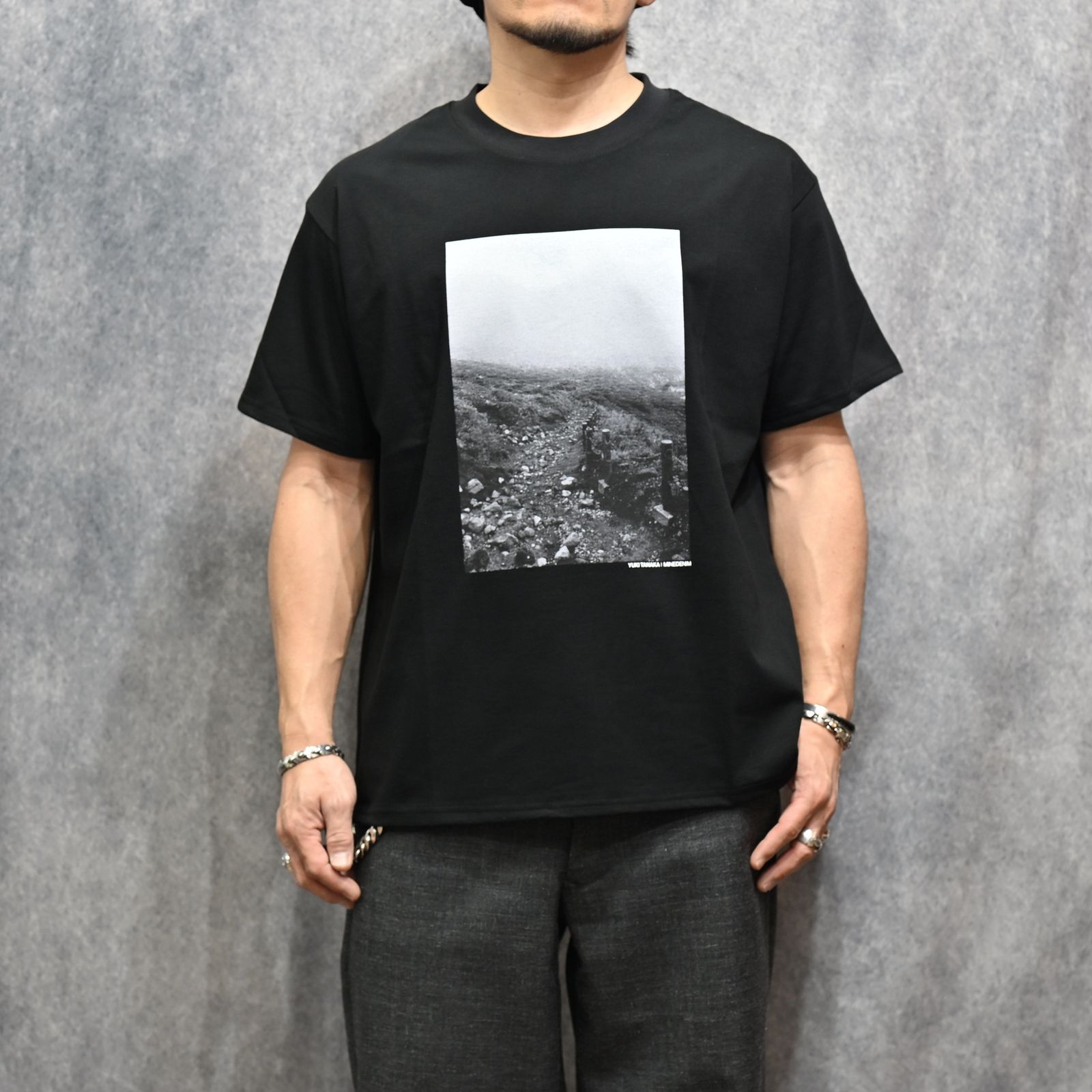 × YUKI TANAKA Photo Print T-SH （BLK）フォトプリント Tシャツ （ブラック）｜YT-MND-08