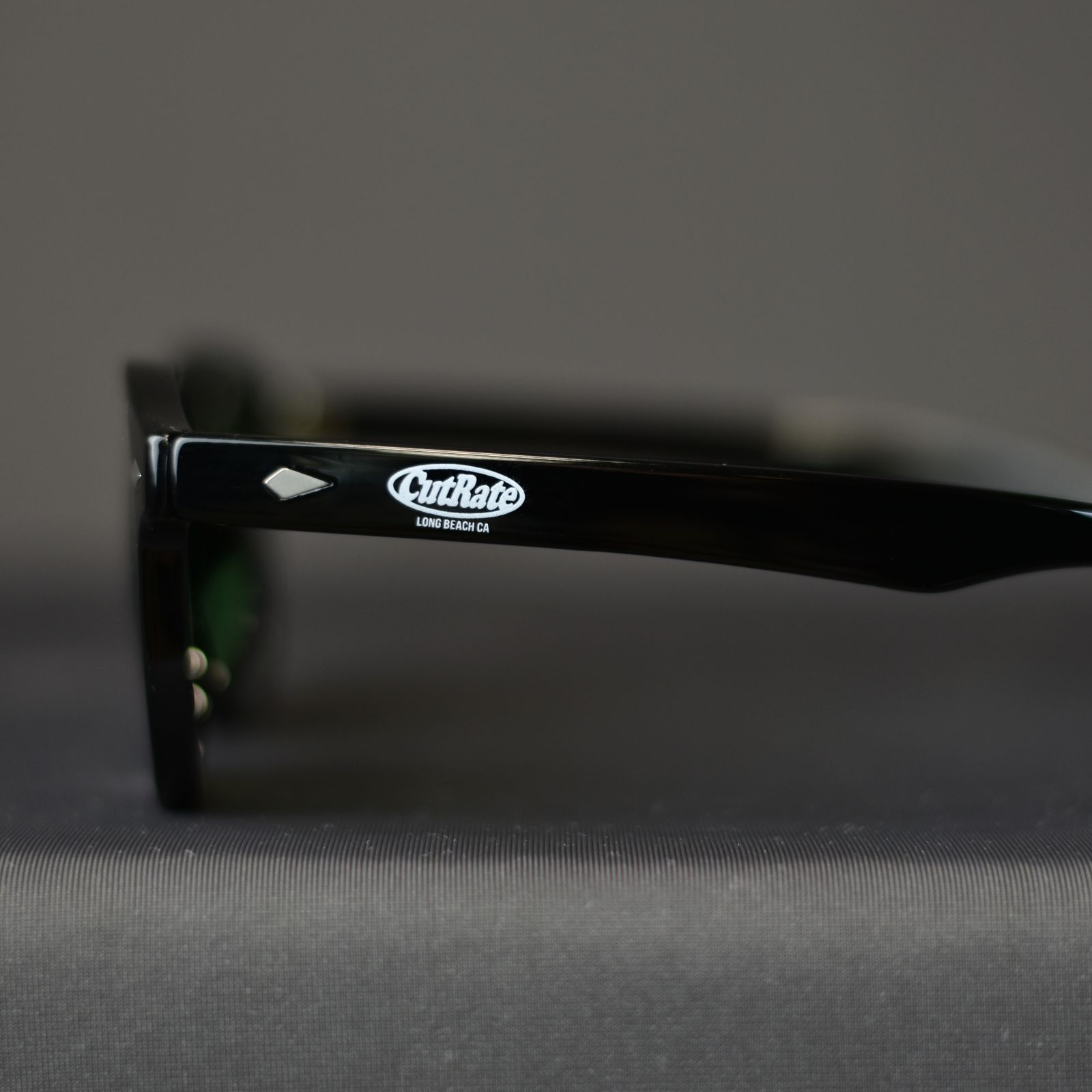 CUTRATE LOGO GLASSES (BLACK × GREEN) / カットレイト ロゴ グラシズ
