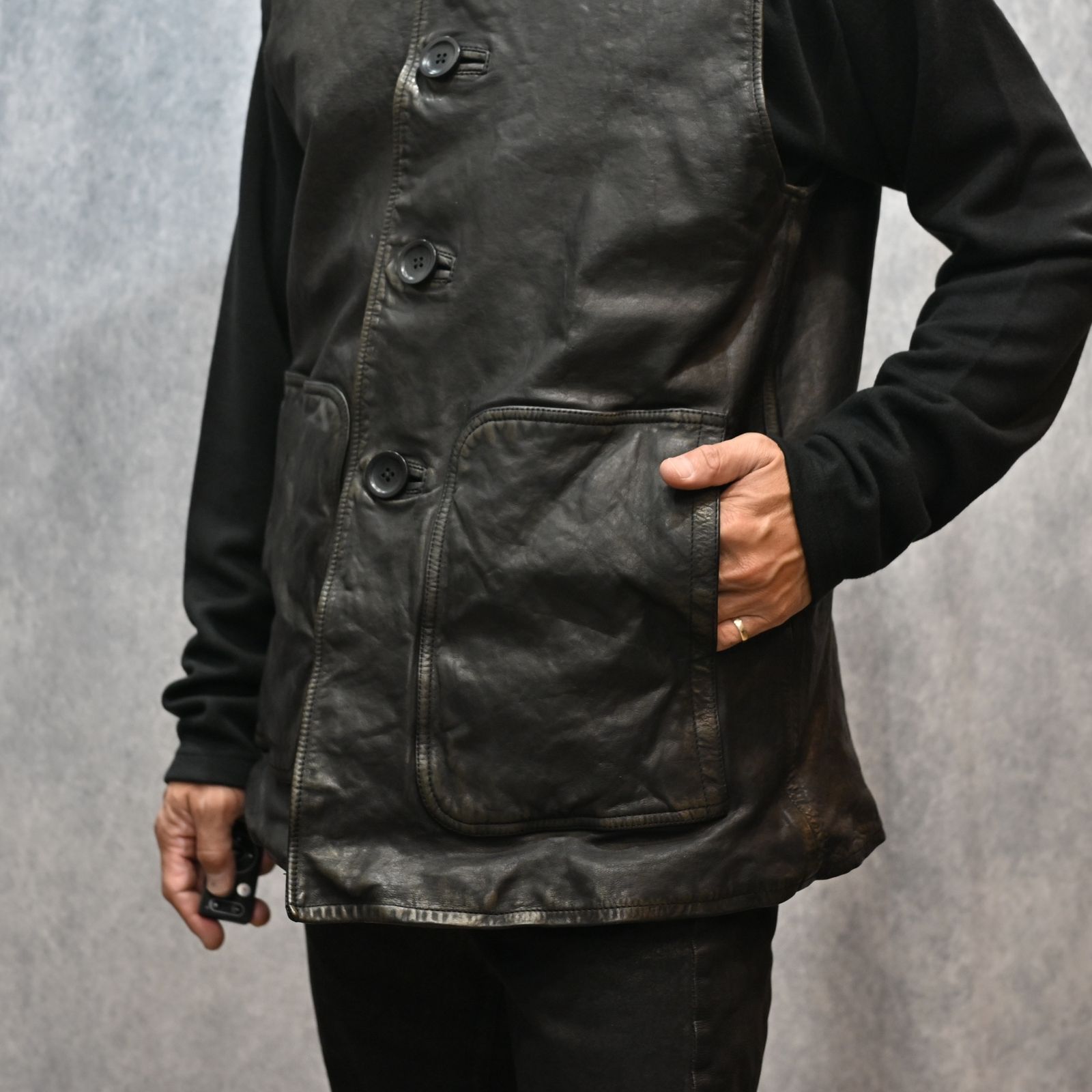 JAPANステア ミモザ鞣し製品染め ヴィンテージ加工 4Bベスト （BLACK）｜2176-01