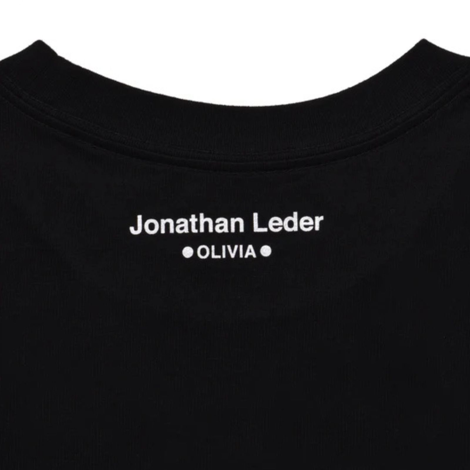 Jonathan Leder × Stie-lo "OLIVIA" Crewneck T-SH （BLACK） / プリントTシャツ （ブラック） 25MND-STL004