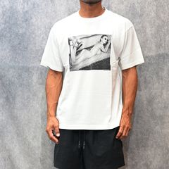 Jonathan Leder × Stie-lo "OLIVIA" Crewneck T-SH （WHITE） / プリントTシャツ （ホワイト） 25MND-STL004