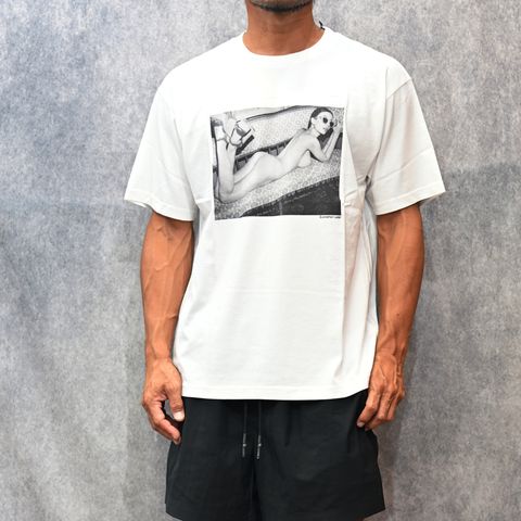 Jonathan Leder × Stie-lo "OLIVIA" Crewneck T-SH （WHITE） / プリントTシャツ （ホワイト） 25MND-STL004