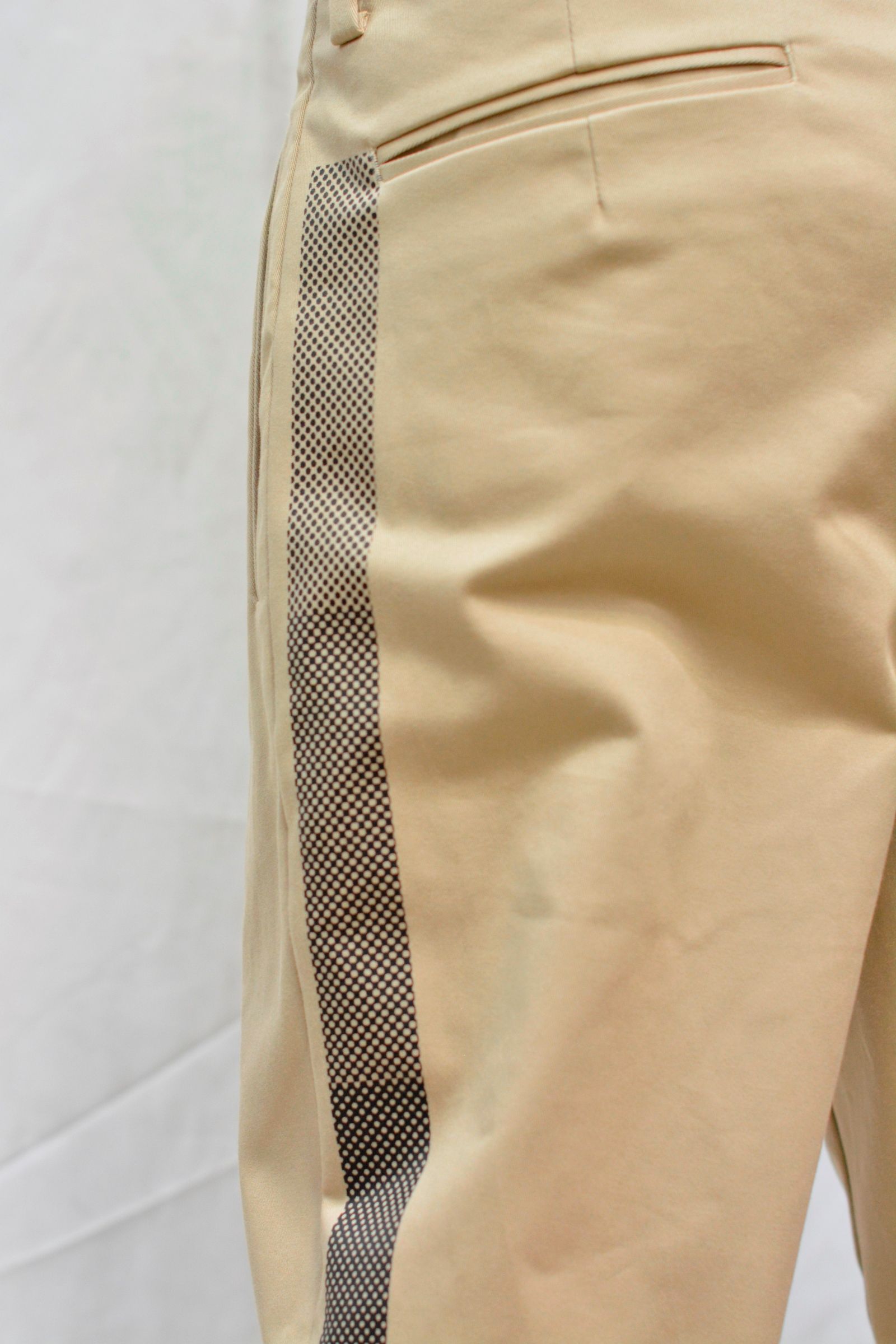 ”BARCODE PRINT CHINO PANTS