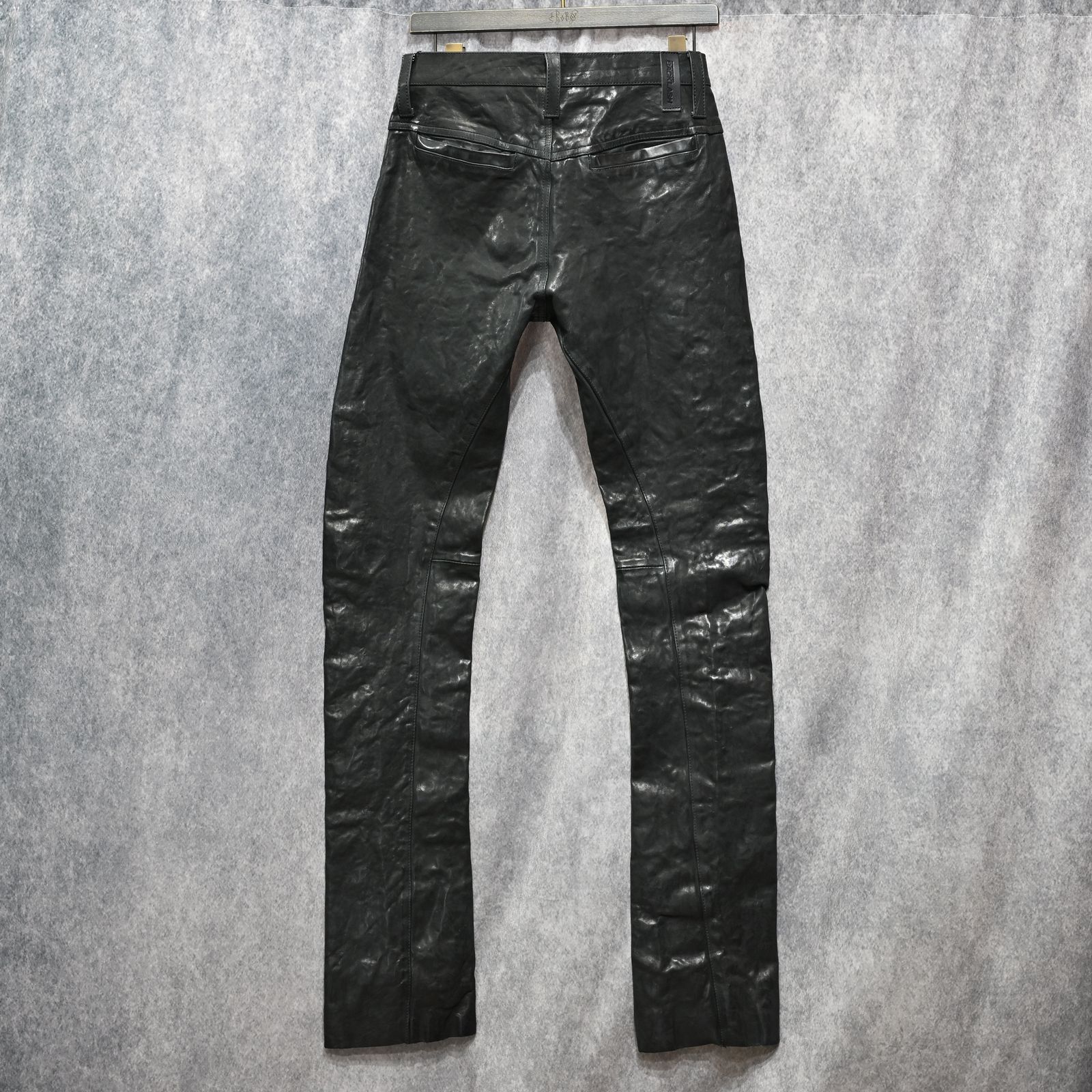 【ISAMU KATAYAMA BACKLASH】 レザーリペア デニムパンツ ISAMU KATAYAMA BACKLASH - イタリーショルダー製品染め パンツ