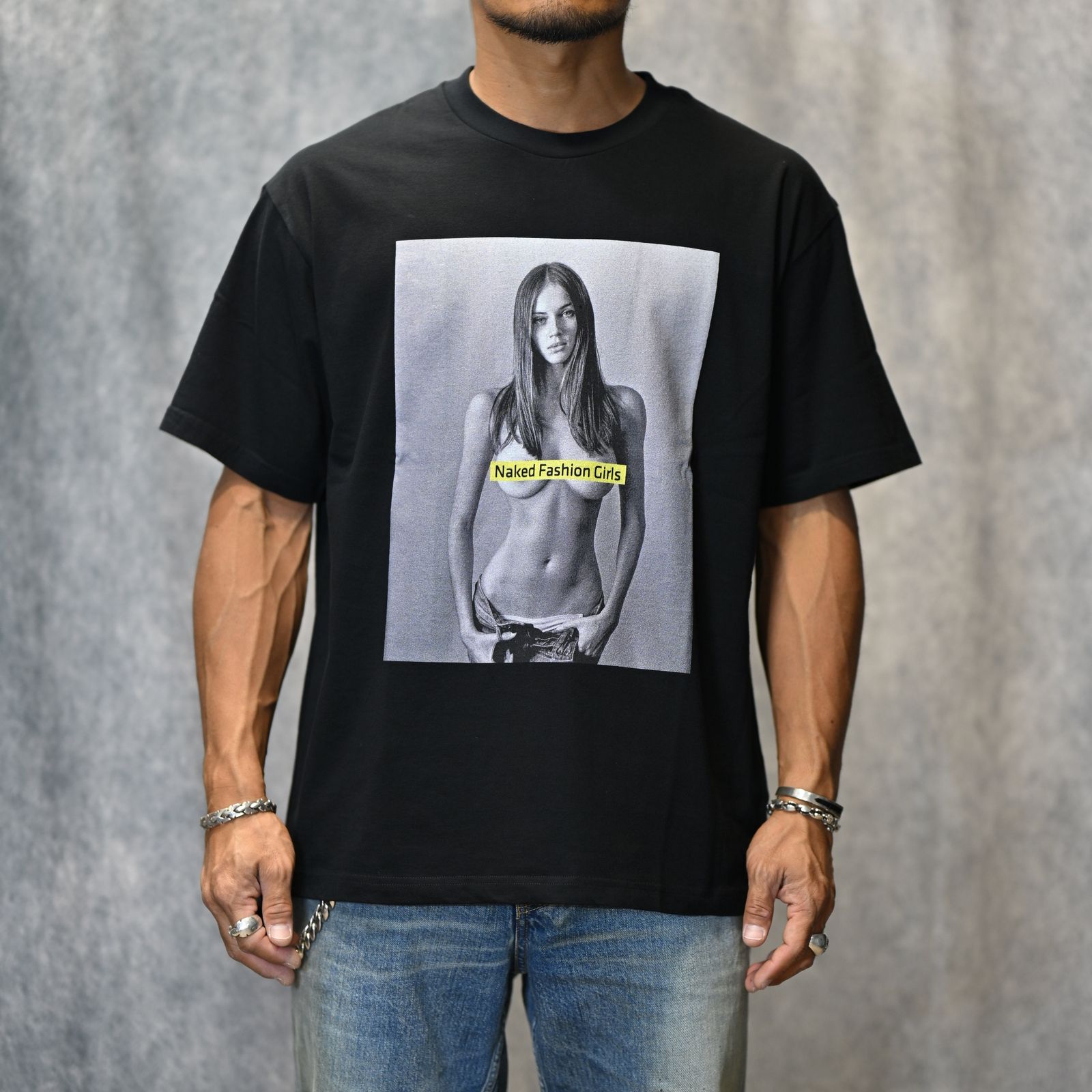 MIKE DOWSON “Naked Fashion Girls”×Stie-lo （BLACK） / プリントTシャツ （ブラック） 25MND-STL001