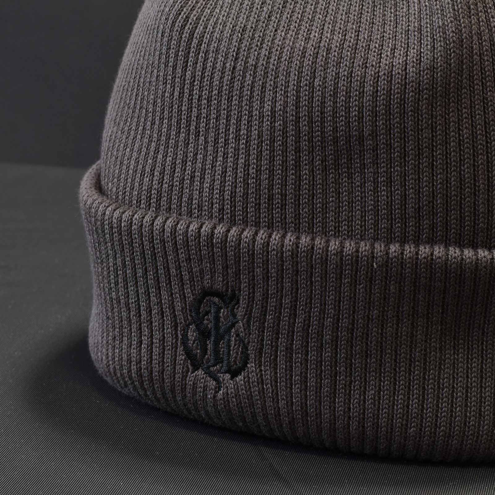 CAL NT LOGO KNIT CAP (CHARCOAL) / ロゴ ニットキャップ