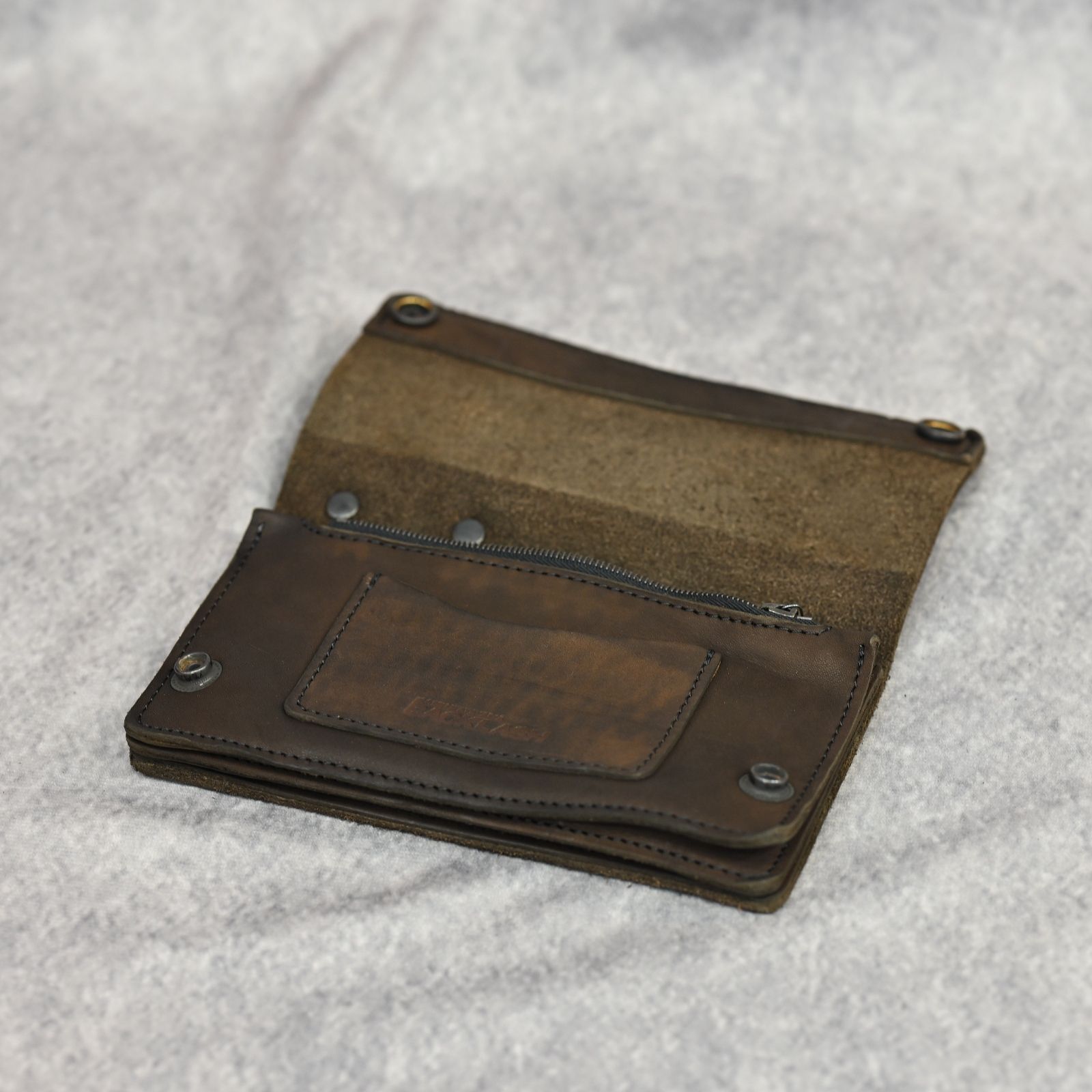 ジャパンショルダー製品染め ラージトラッカーウォレット （KHAKI）｜318-38