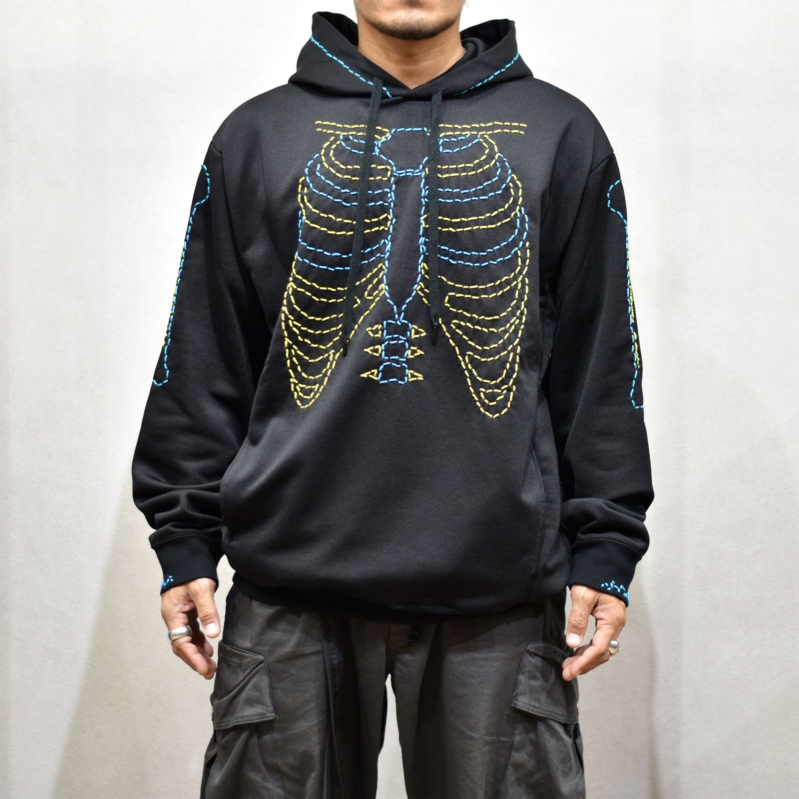 BORN EMB HOODIE ”