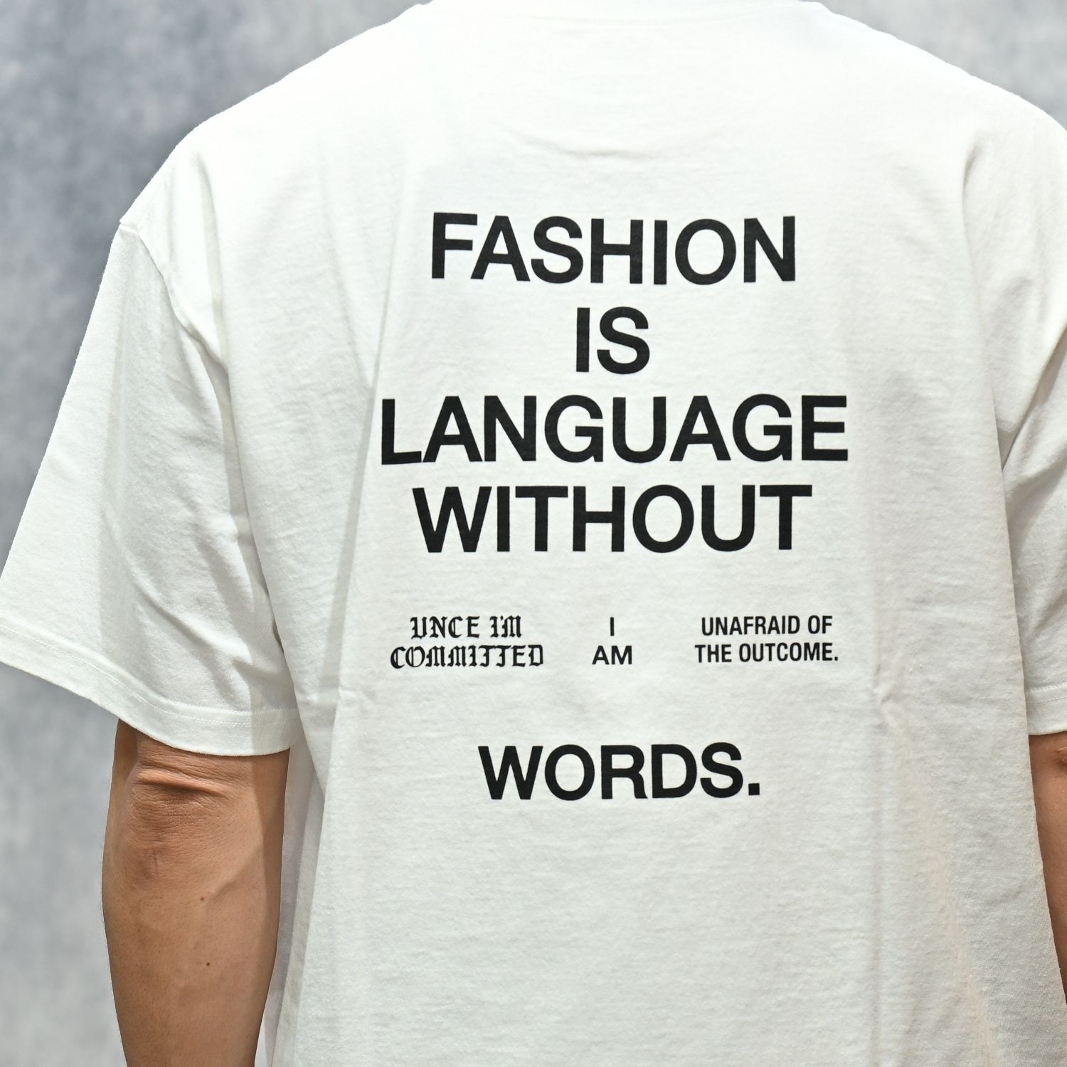FASHION IS LANGUAGE TEE （WHT） プリント Tシャツ （ホワイト）｜MDFBF08401