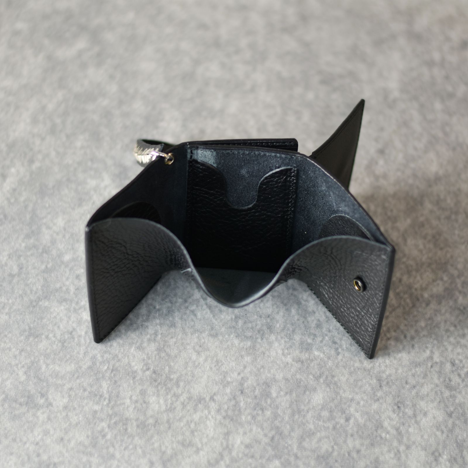 PLANE LEATHER MULTI WALLET ＜STUDS CHARM＞ (BLACK)｜プレーンレザー マルチウォレット ＜スタッズチャーム＞｜CL-25SS029LE