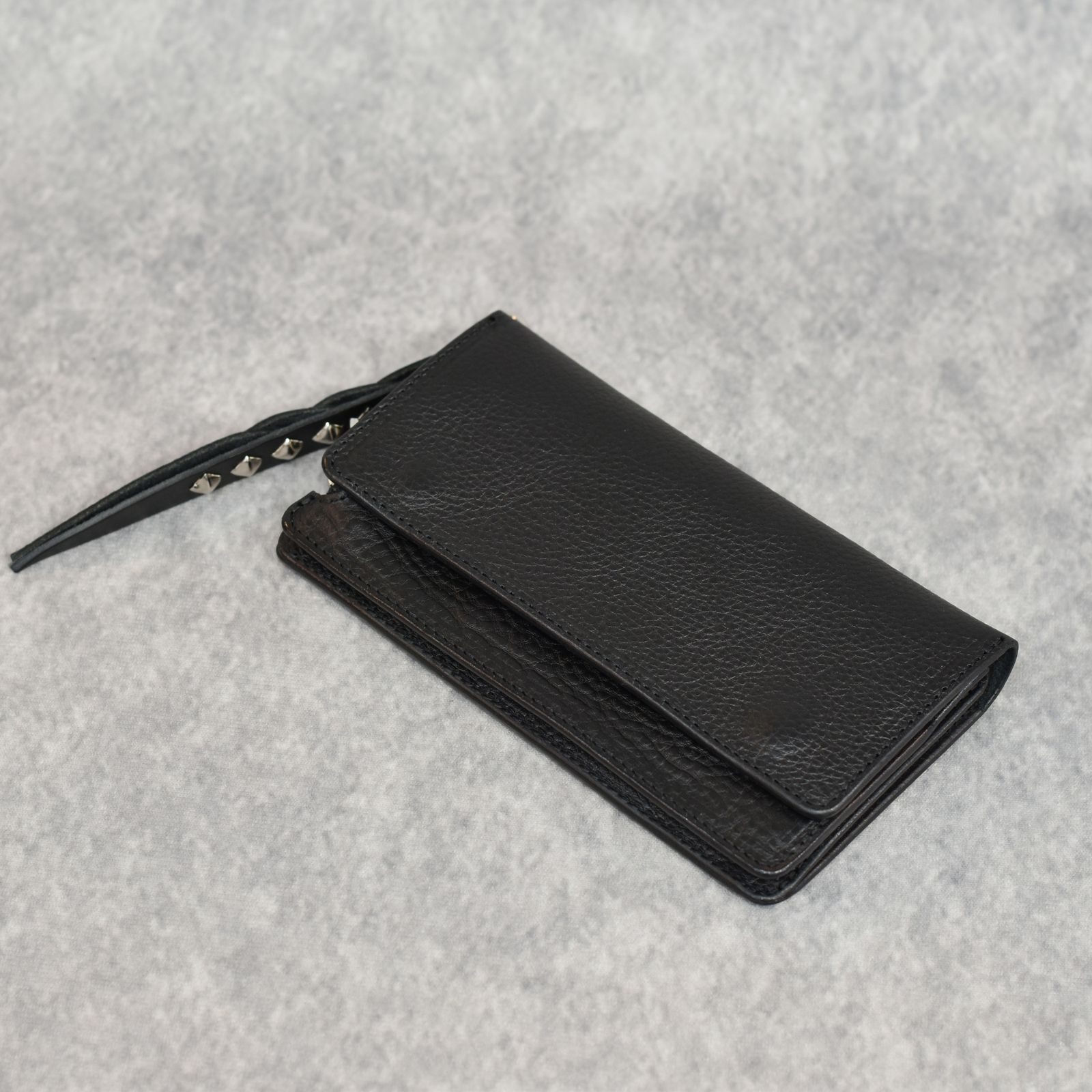 PLANE LEATHER LONG WALLET ＜STUDS CHARM＞ (BLACK)｜プレーン レザー ロングウォレット 長財布 ＜スタッズチャーム＞｜CL-25AW018LE