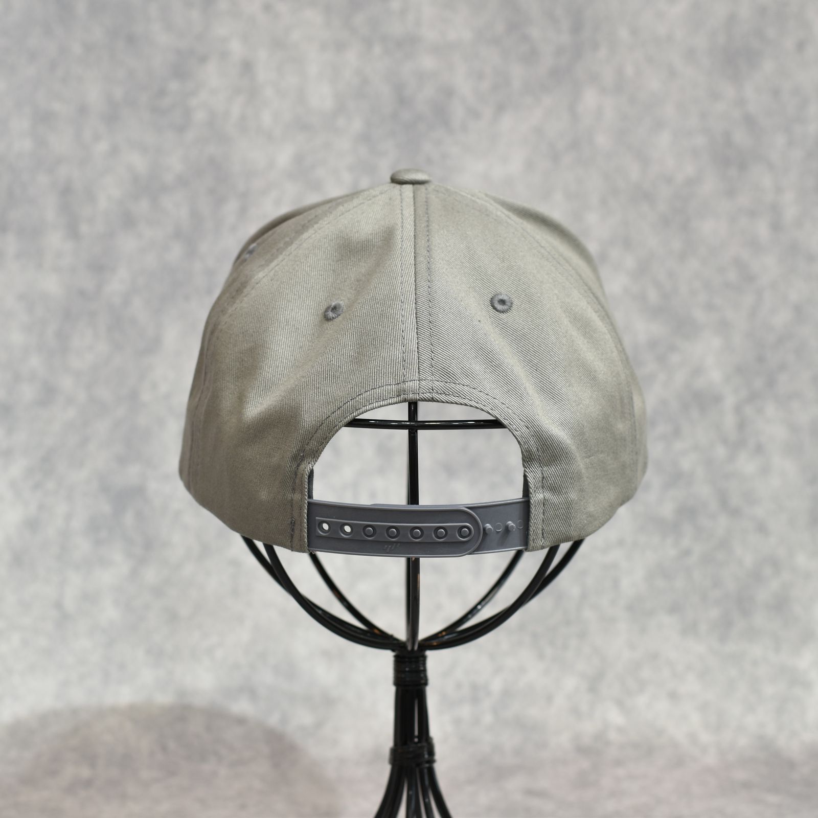 PINSTRIPE EMBROIDERY CAP (GRAY)｜ピンストライプ ロゴ刺繍 ベースボールキャップ｜CR-26SS010