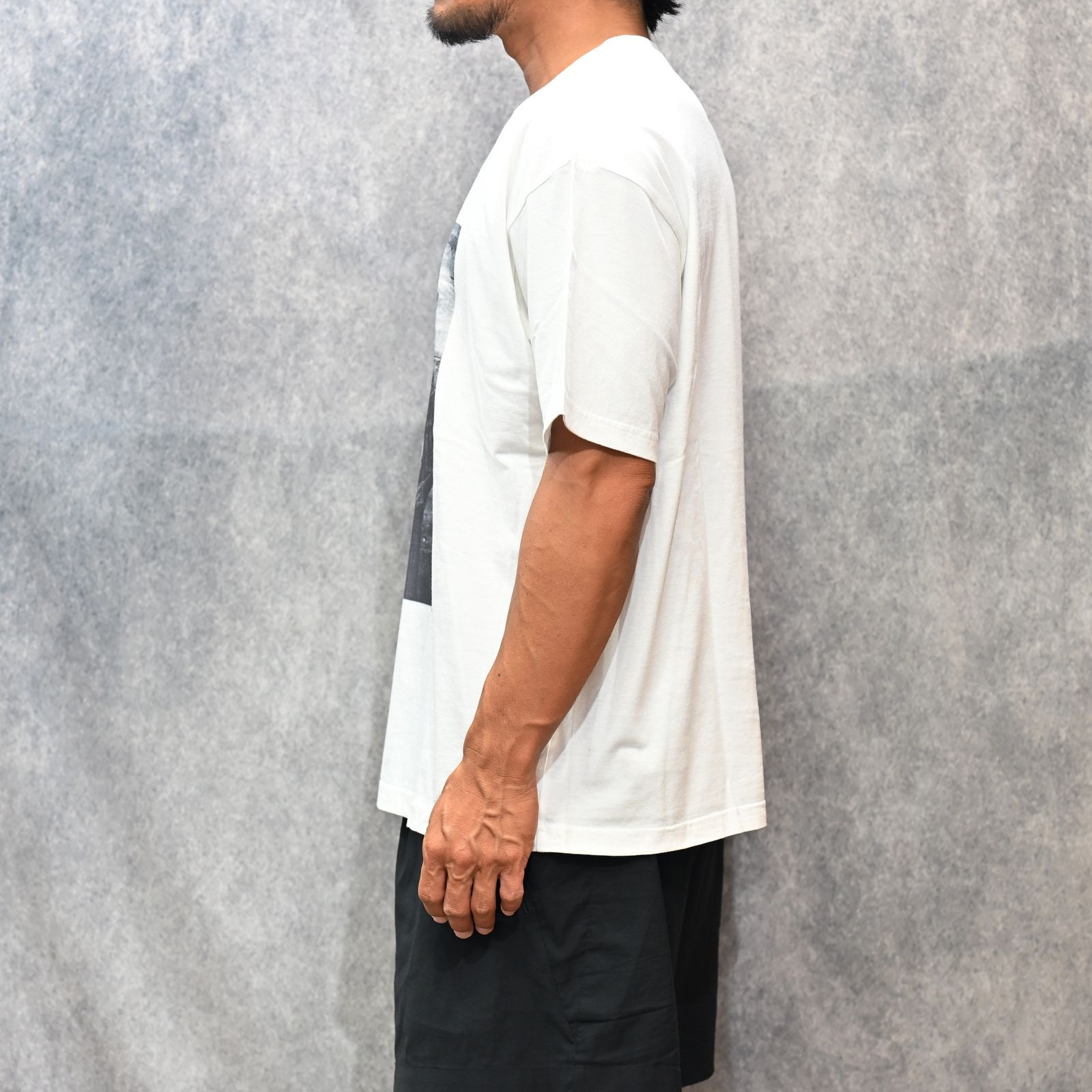 Stie-lo × Irina.L "Presley" T-SH （WHITE） / プリントTシャツ （ホワイト） 25MND-STL009