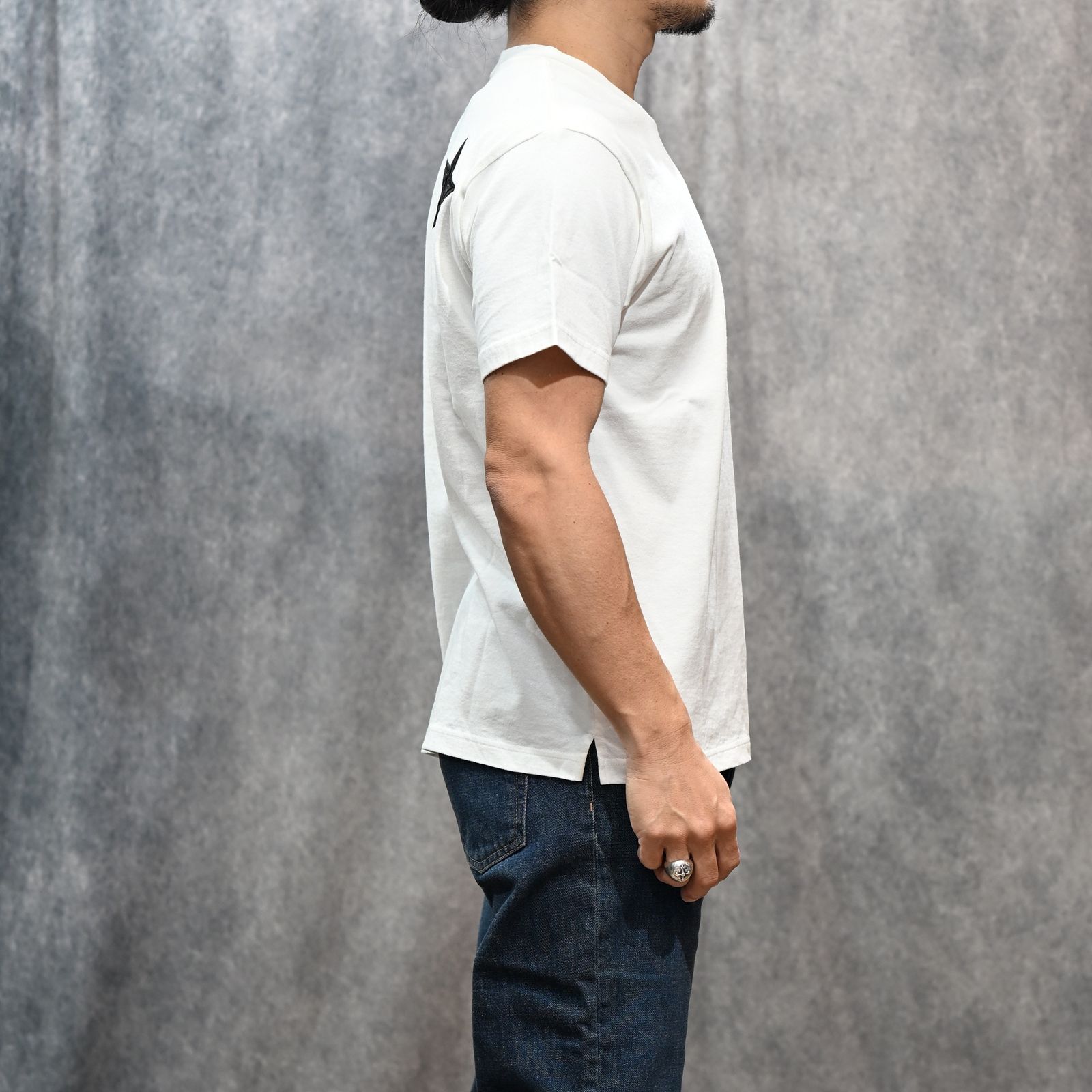 × M&M CUSTOM PERFORMANCE Star Embroidery Pocket Tee （WHT）｜× エムアンドエムカスタムパフォーマス 星刺繍 ポケットTシャツ｜MND-MM41