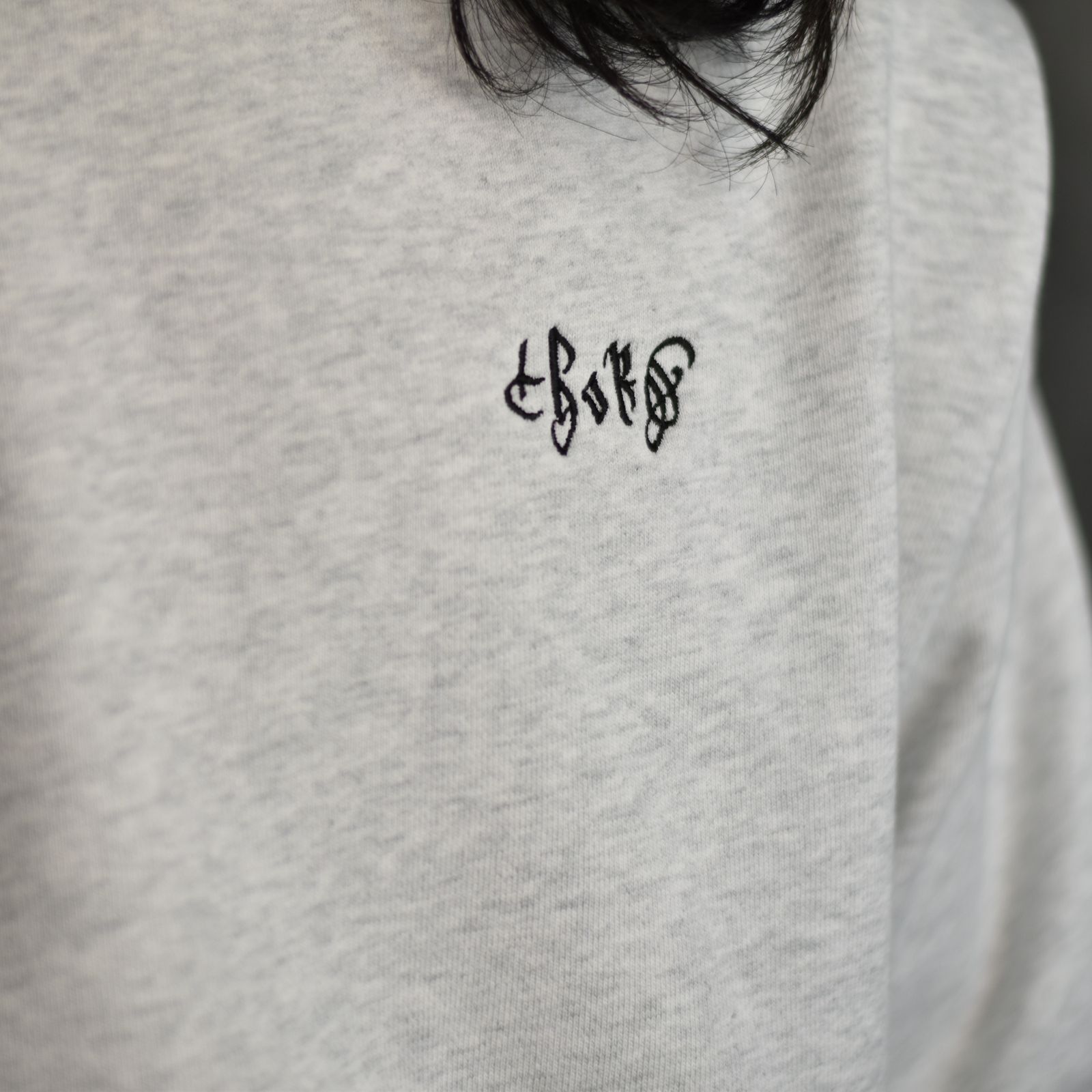 "chord" EMBROIDERY 12.7OZ CREW NECK SWEAT (GRAY) / ロゴ刺繍 12.7オンス クルーネック スウェット (グレー)