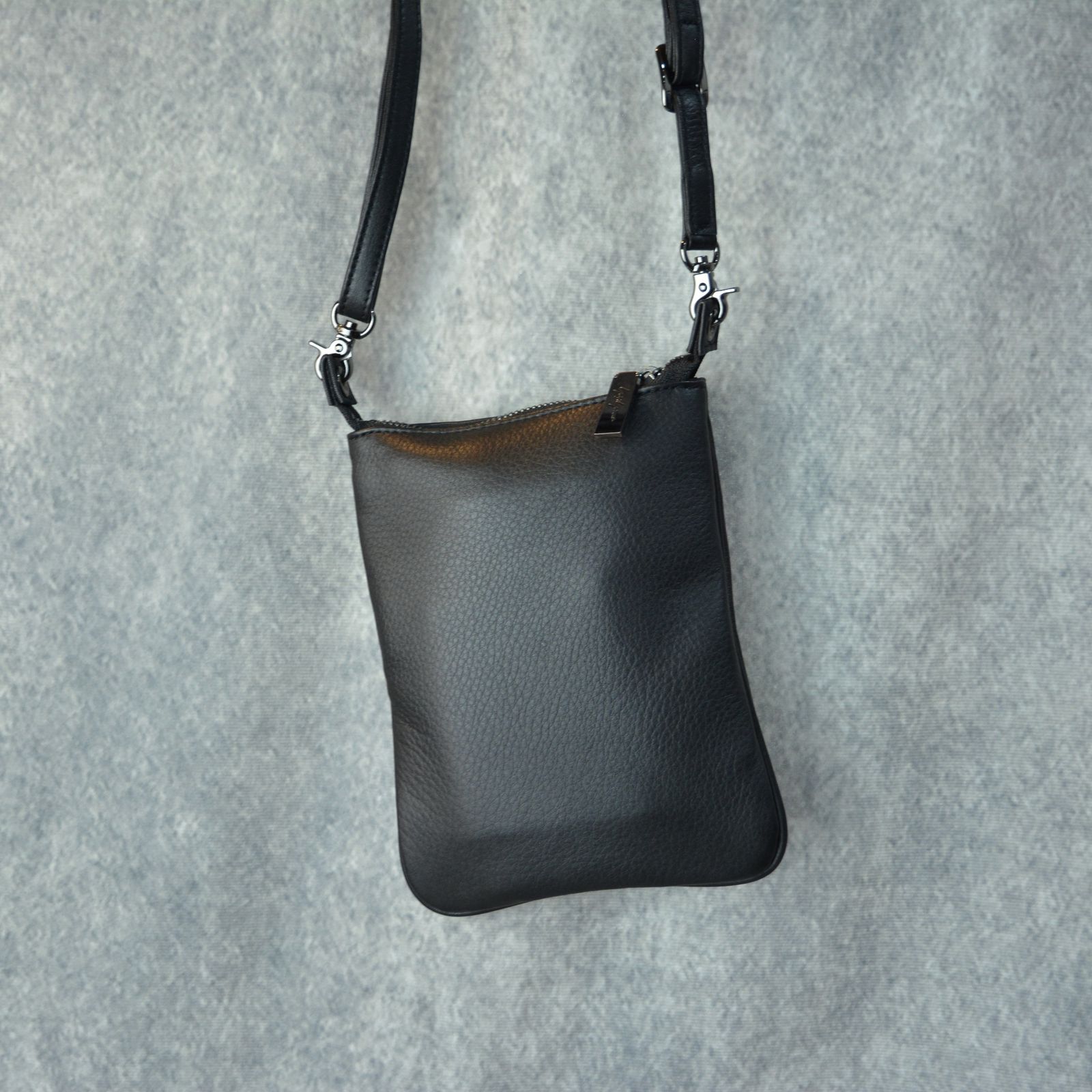 Signature pouch sacoche (BLACK) ロゴ刺繍 サコッシュ（ブラック）