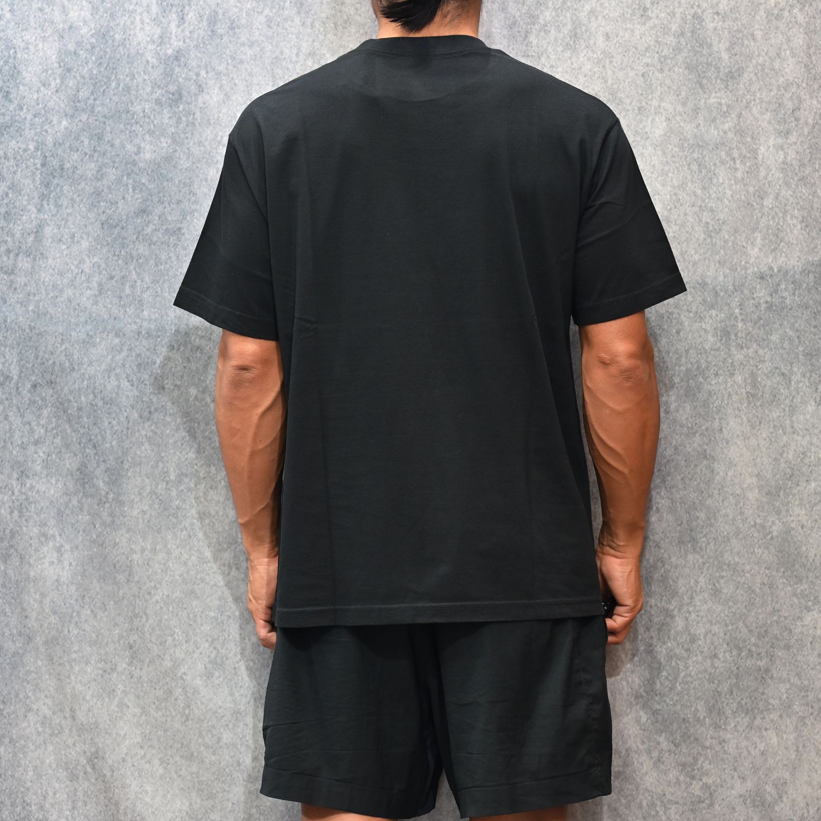 Stie-lo × Irina.L "The front" T-SH （BLACK） / プリントTシャツ （ブラック） 25MND-STL008