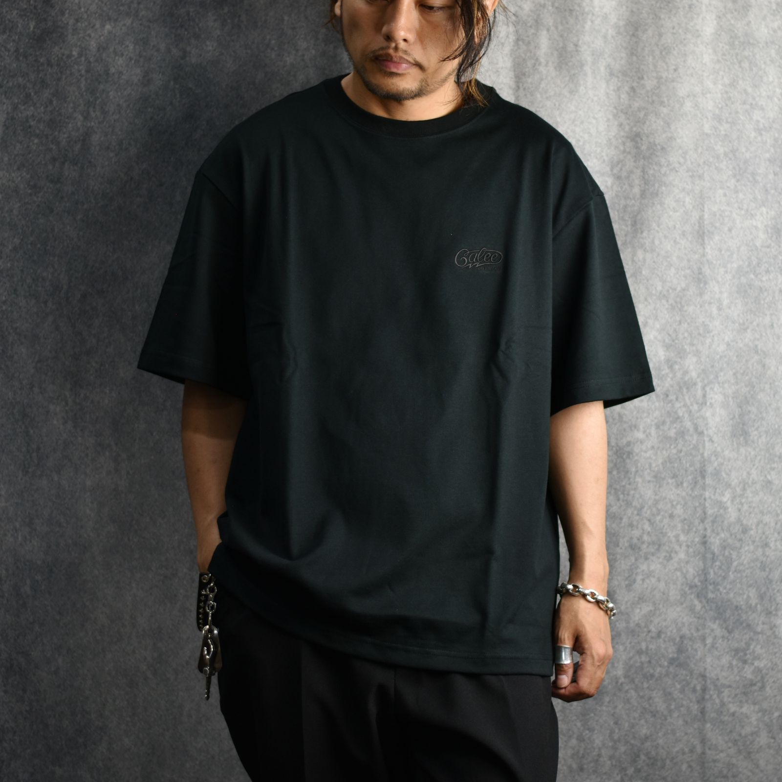 CALEE - EMBROIDERY DROP SHOULDER S/S TEE (BLACK) / 胸ロゴ