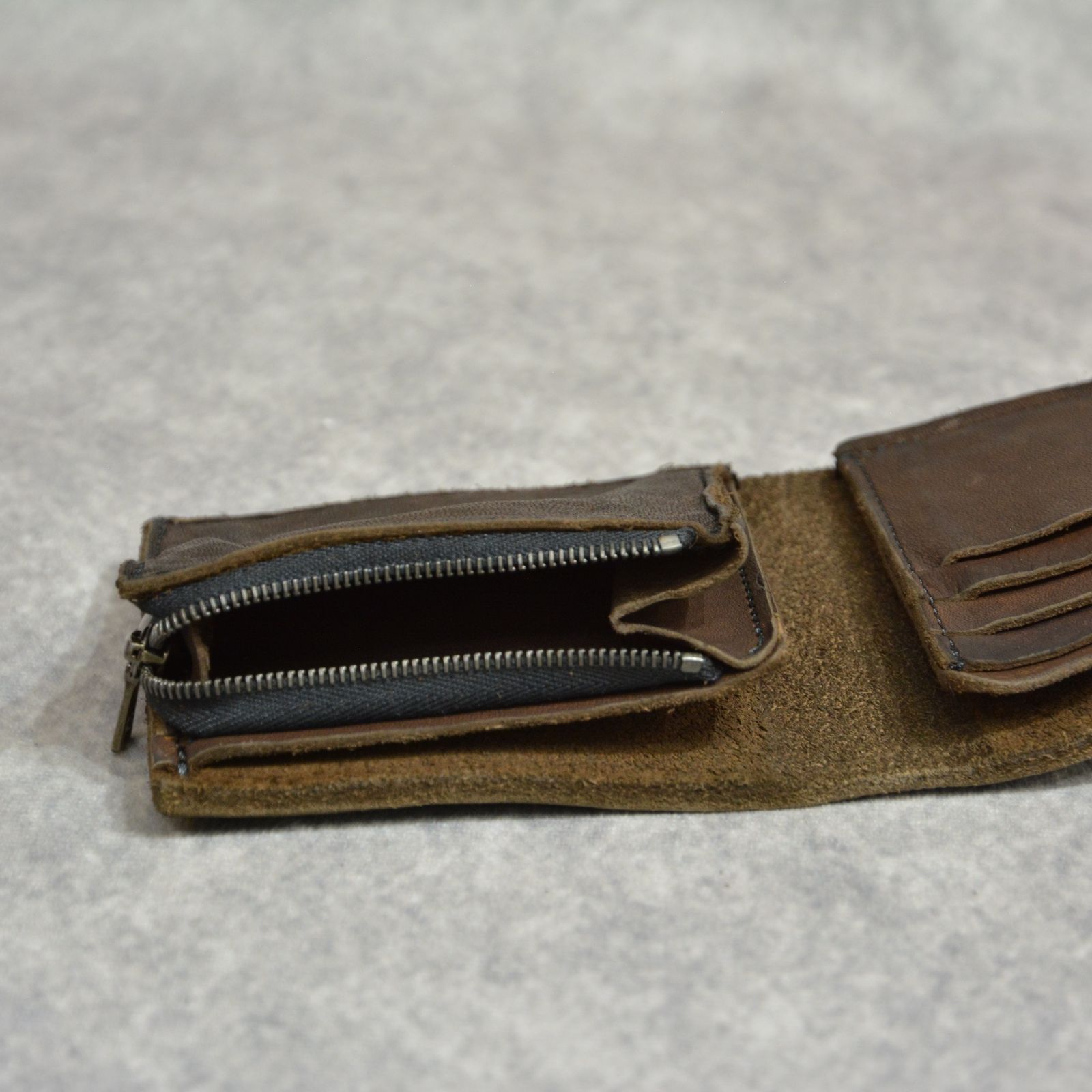 ジャパンショルダー 製品染め二つ折り ウォレット （KHAKI / カーキ） 318-39