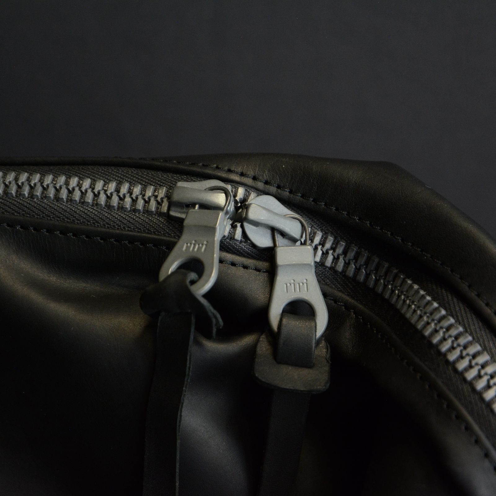 GUIDI オイルカーフ ショルダーバッグ （ブラック）