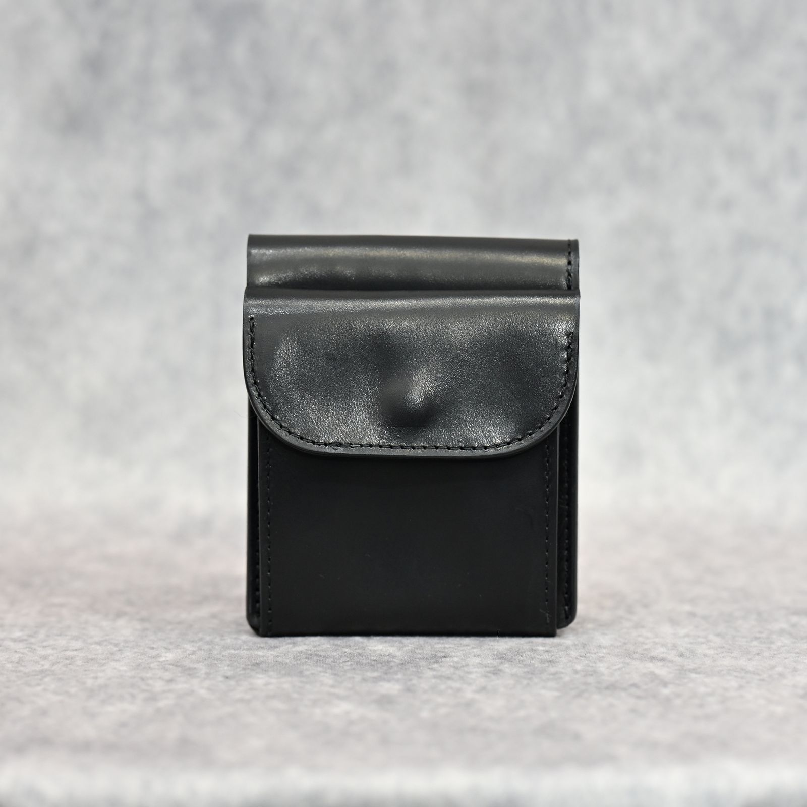 GUIDI CALF WHITE TANNING “Vitello Lucido” WALLET （BLACK）｜カーフ 白鞣し 二つ折り財布｜889-08