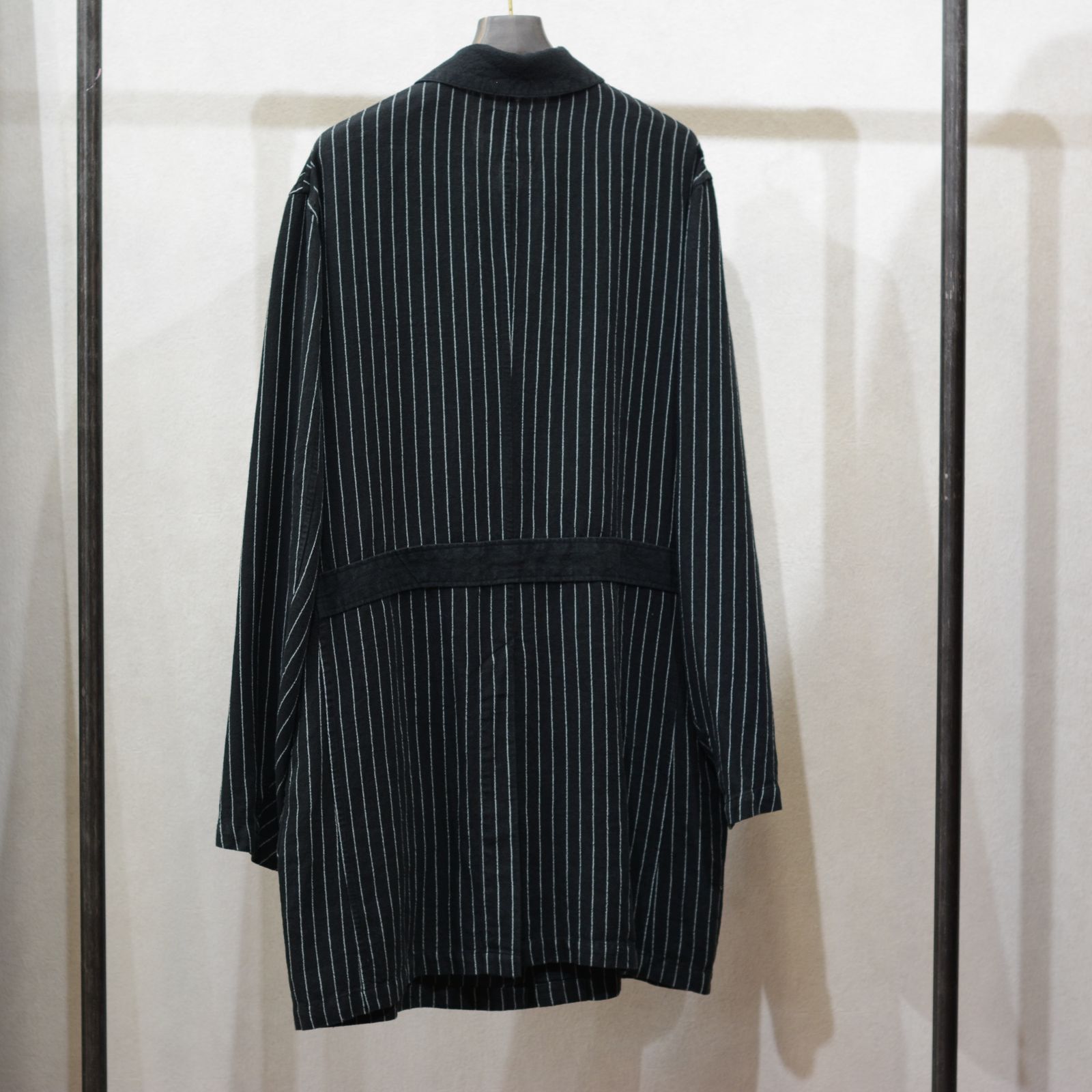 ISAMU KATAYAMA BACKLASH - リネンストライプ コート (BLK ISAMU KATAYAMA BACKLASH - リネンストライプ コート (BLK