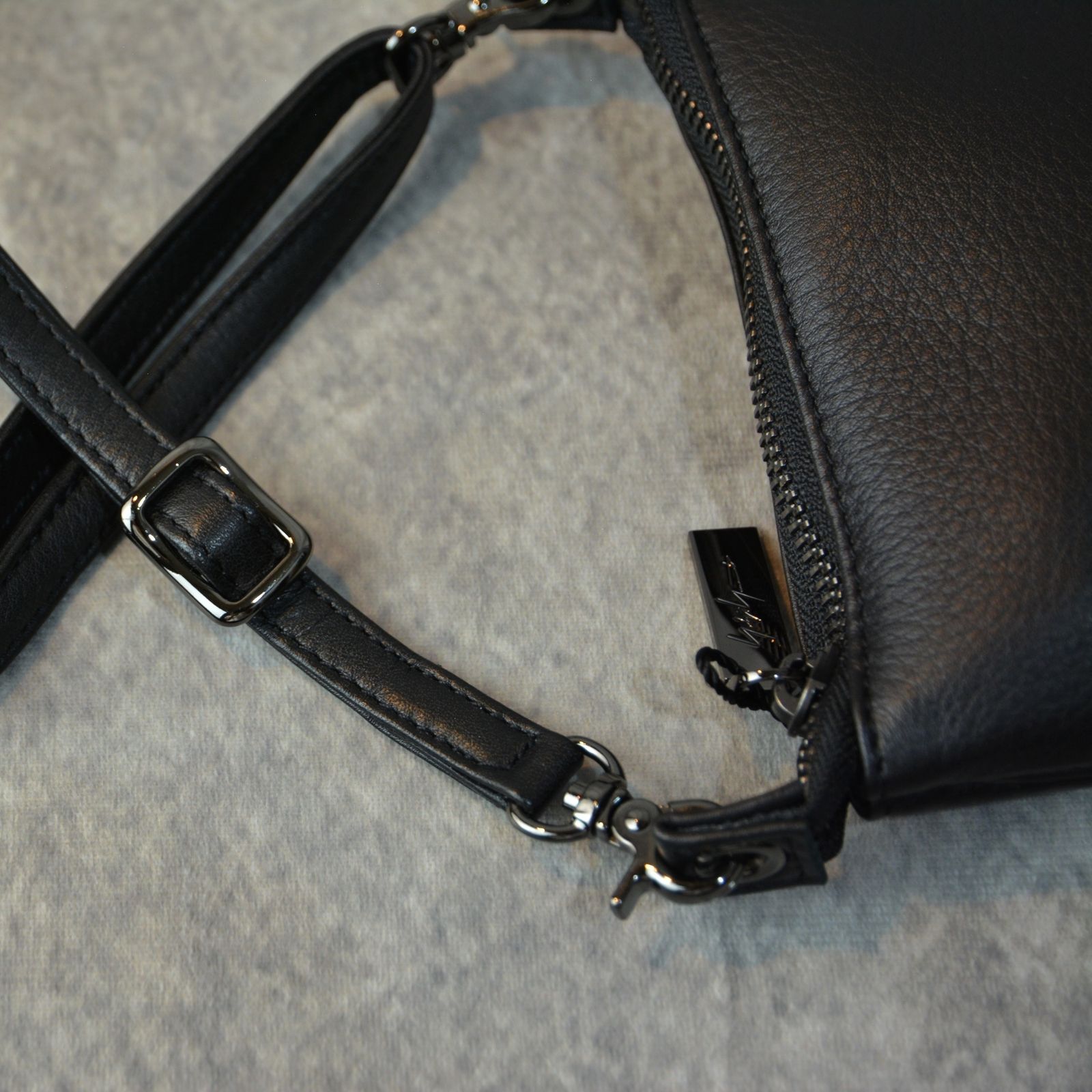 Signature pouch sacoche (BLACK) ロゴ刺繍 サコッシュ（ブラック）