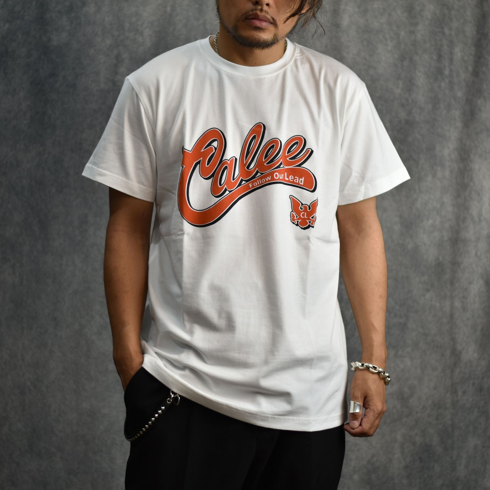 STRETCH CALEE COLLAGE LOGO TEE (WHITE) / ストレッチ コラージュ ロゴ Tシャツ