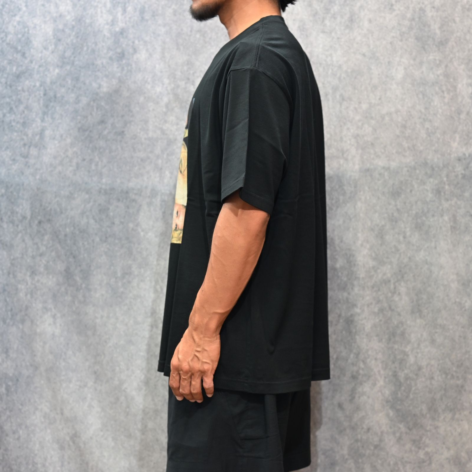 Jonathan Leder × Stie-lo "ALLIE" Crewneck T-SH （BLACK） / プリントTシャツ （ブラック） 25MND-STL003