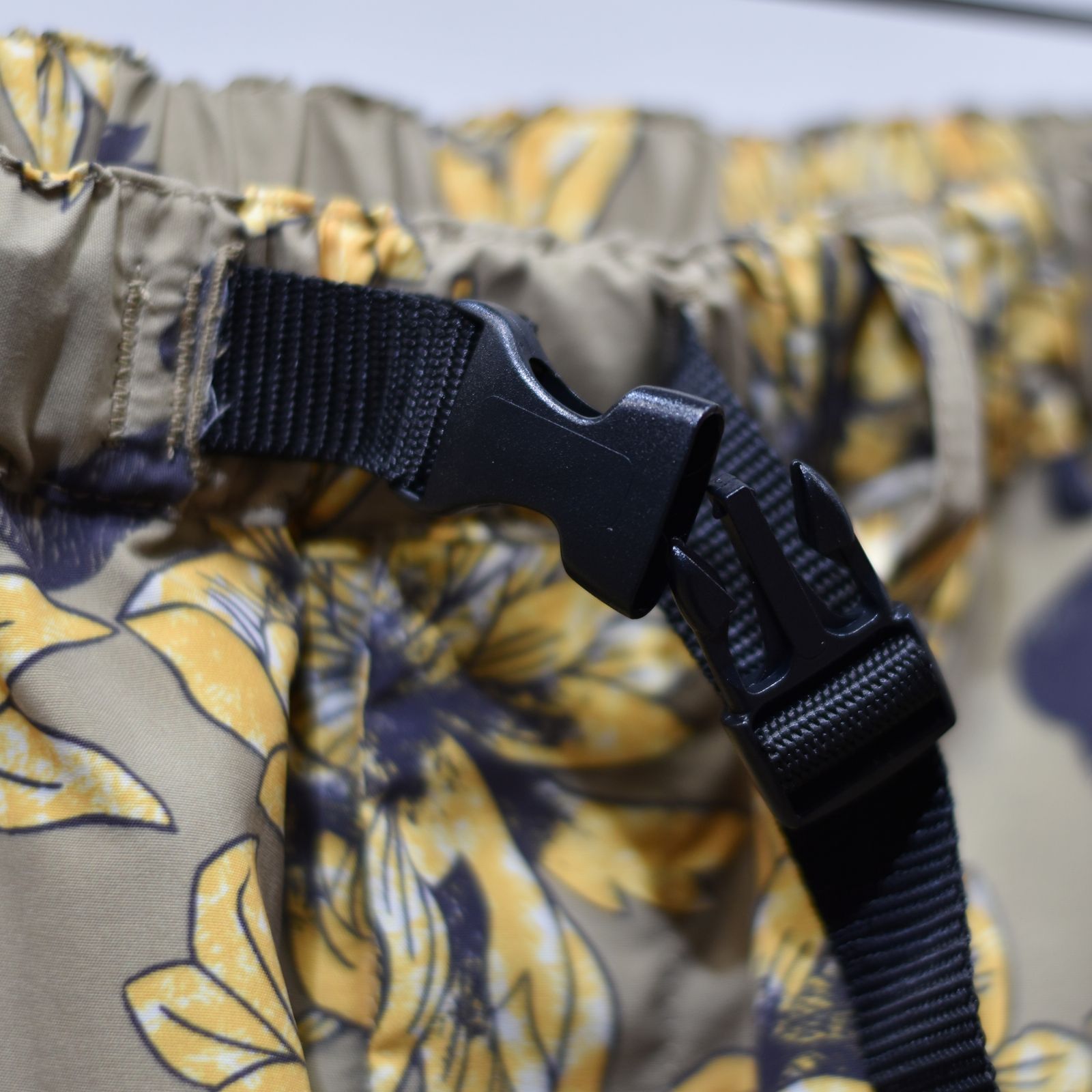 ALLOVER FLOWER PATTERN EASY SHORTS (KHAKI OLIVE)