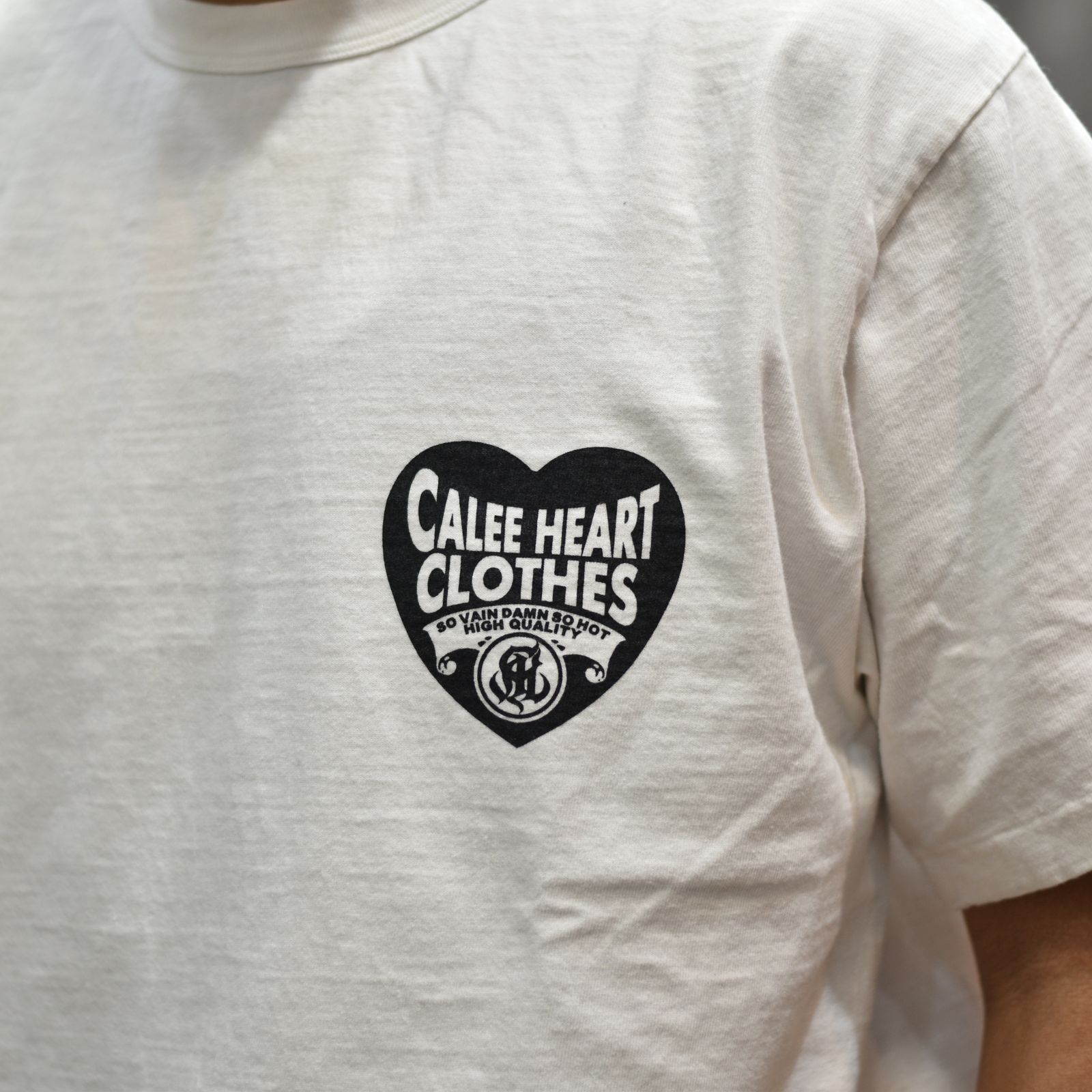 BINDER NECK CALEE CLOTHING VINTAGE TEE (WHITE) / プリントTシャツ