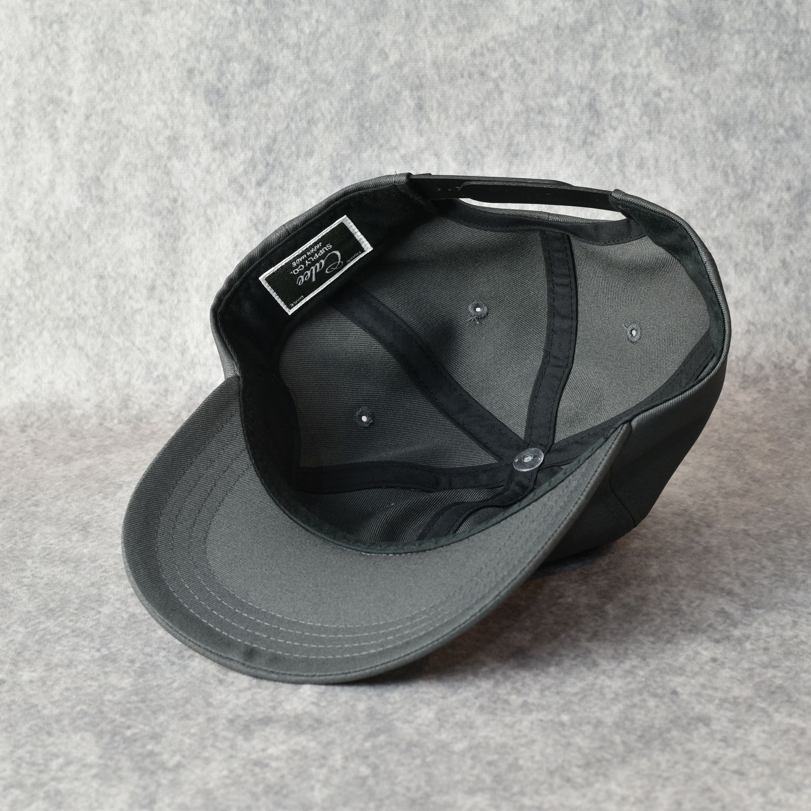 P/T CAL NT LOGO CAP (CHARCOAL) / ロゴ刺繍 浅型キャップ