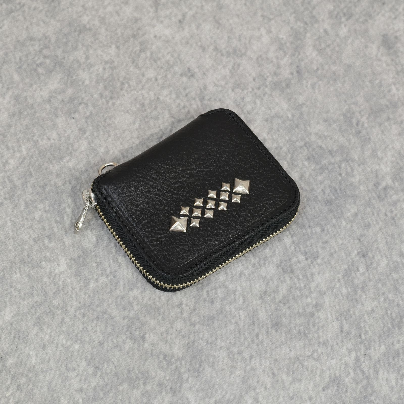 STUDS LEATHER ZIP MULTI WALLET (BLACK)｜スタッズレザー ジップマルチウォレット 二つ折り財布｜CL-25AW010LE