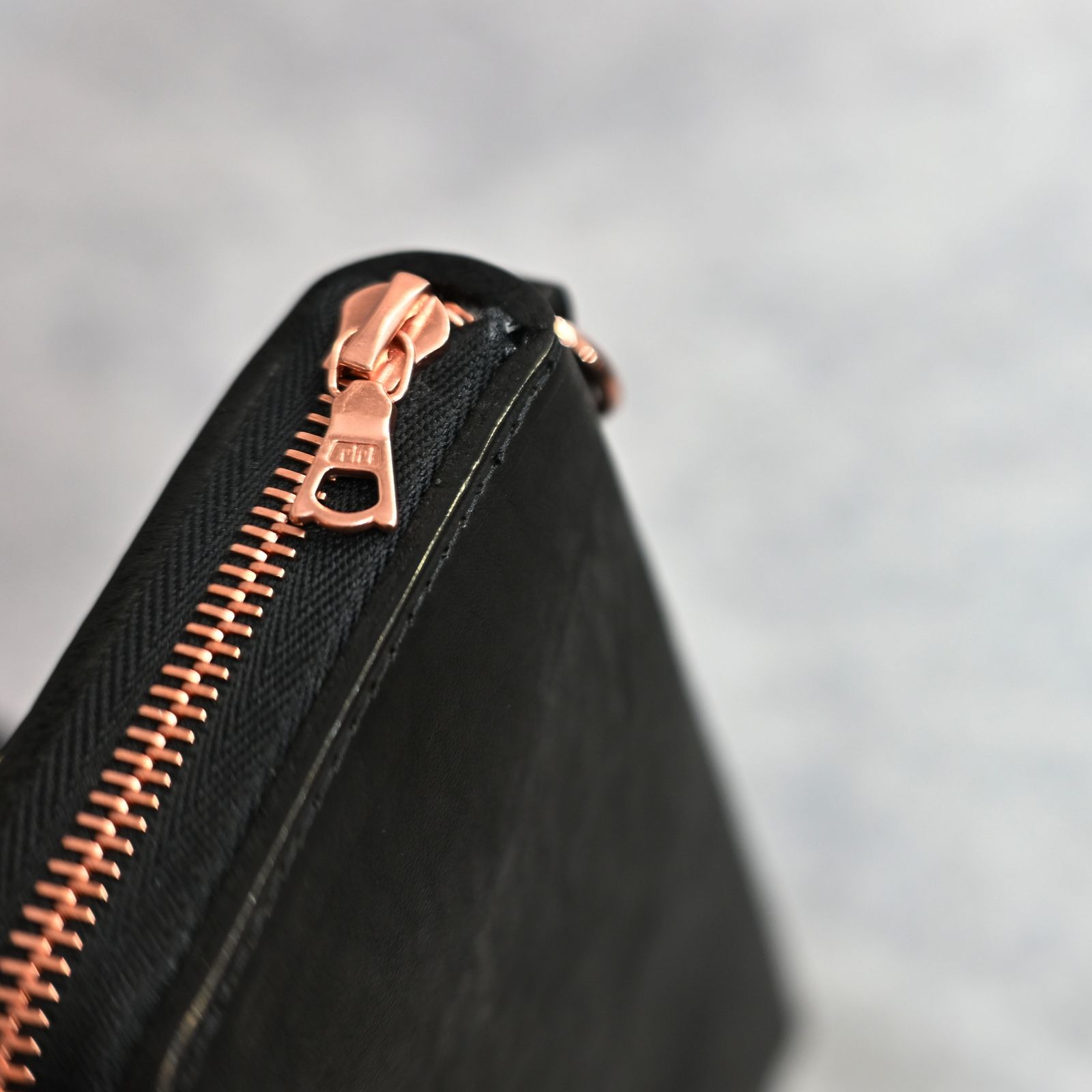 ダブルショルダー製品染め ラウンドウォレット / 財布 （BLACK）｜318-29