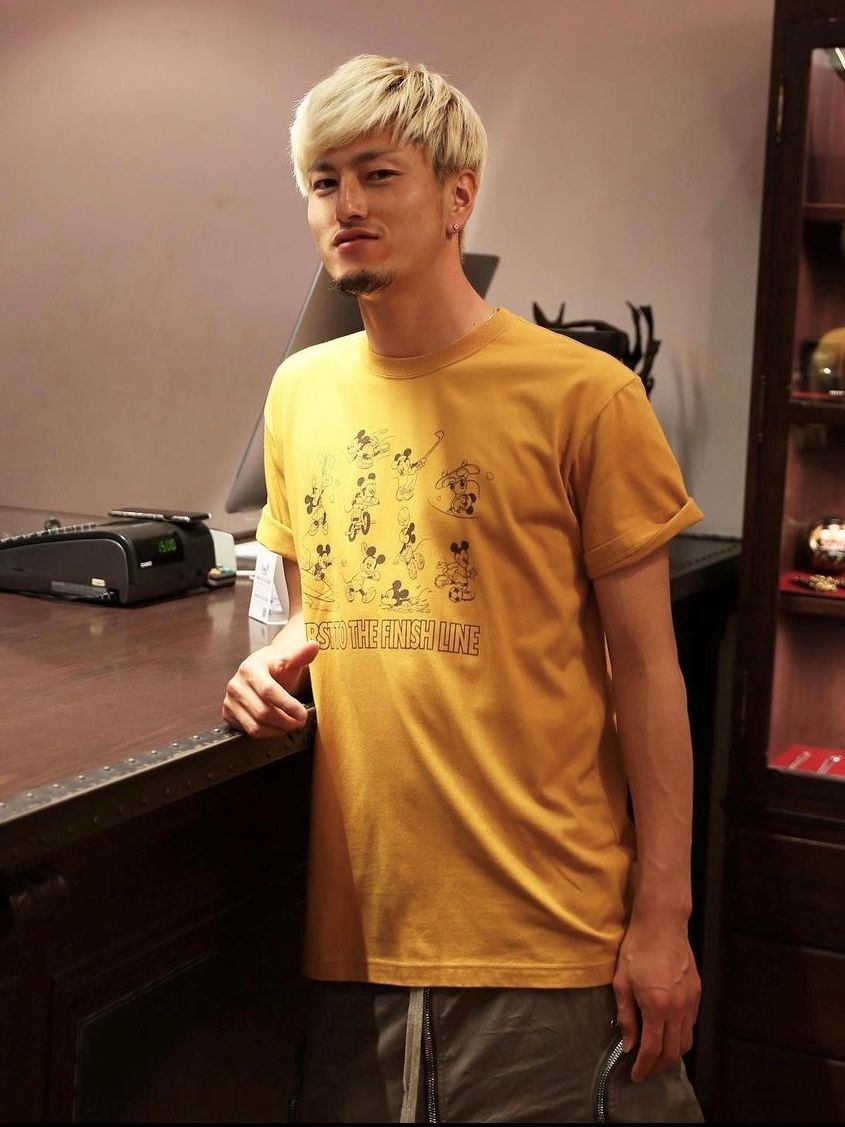×DISNEY MULTI PLAYER T-SHIRT (MUSTARD)