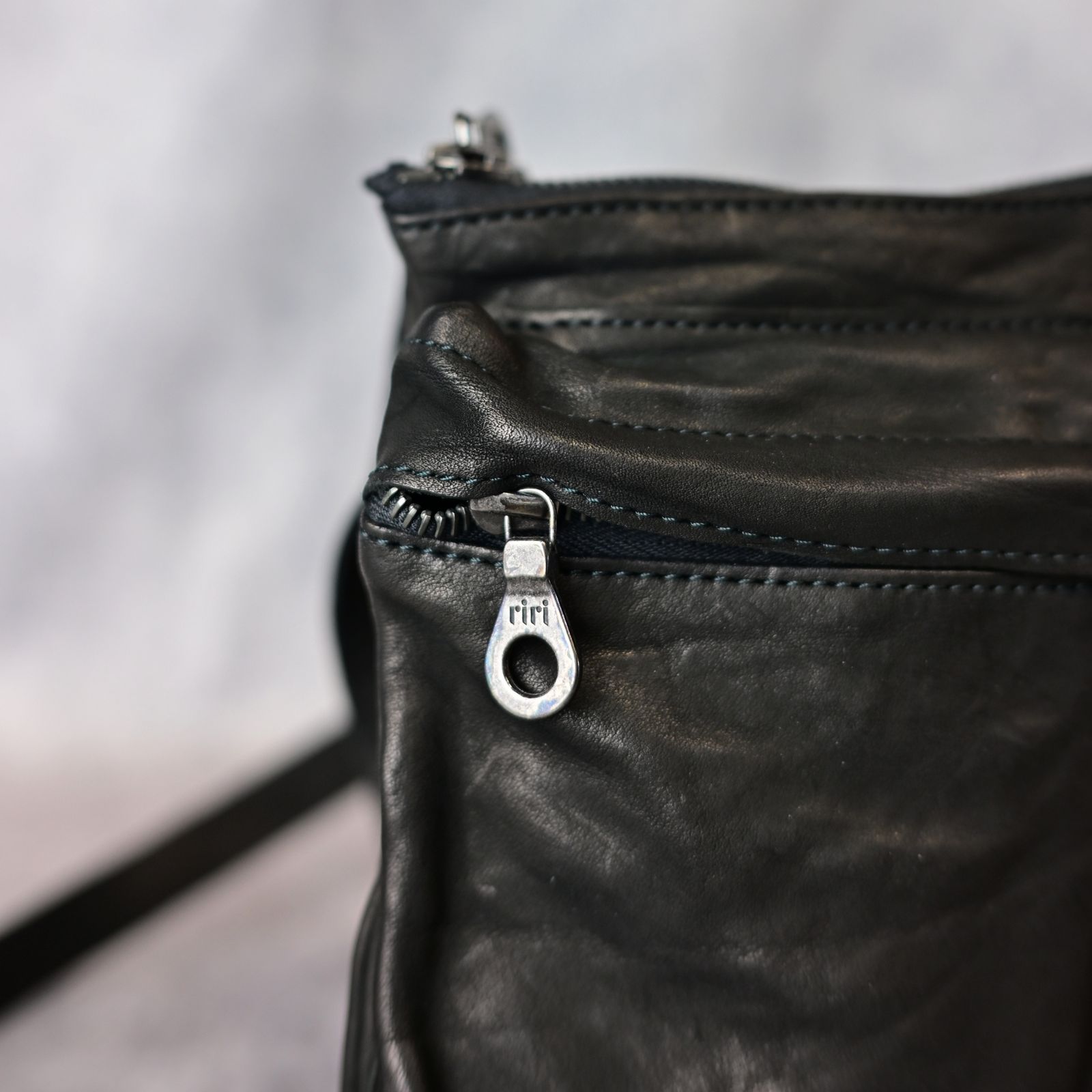 ジャパンダブルショルダー フルタンニン製品染め サコッシュ (BLACK / ブラック) 92-34
