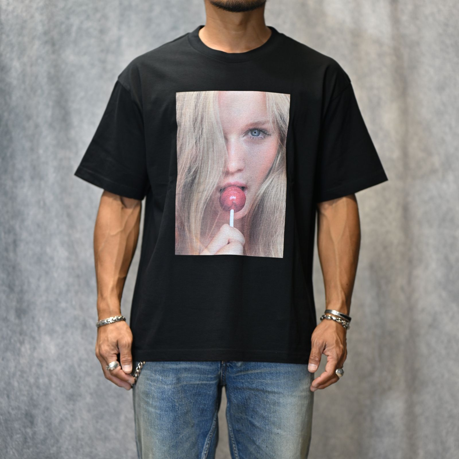 MIKE DOWSON “Naked Fashion Girls”×Stie-lo “Lollipop” Crewneck T-SH （BLACK） / プリントTシャツ （ブラック） 25MND-STL002