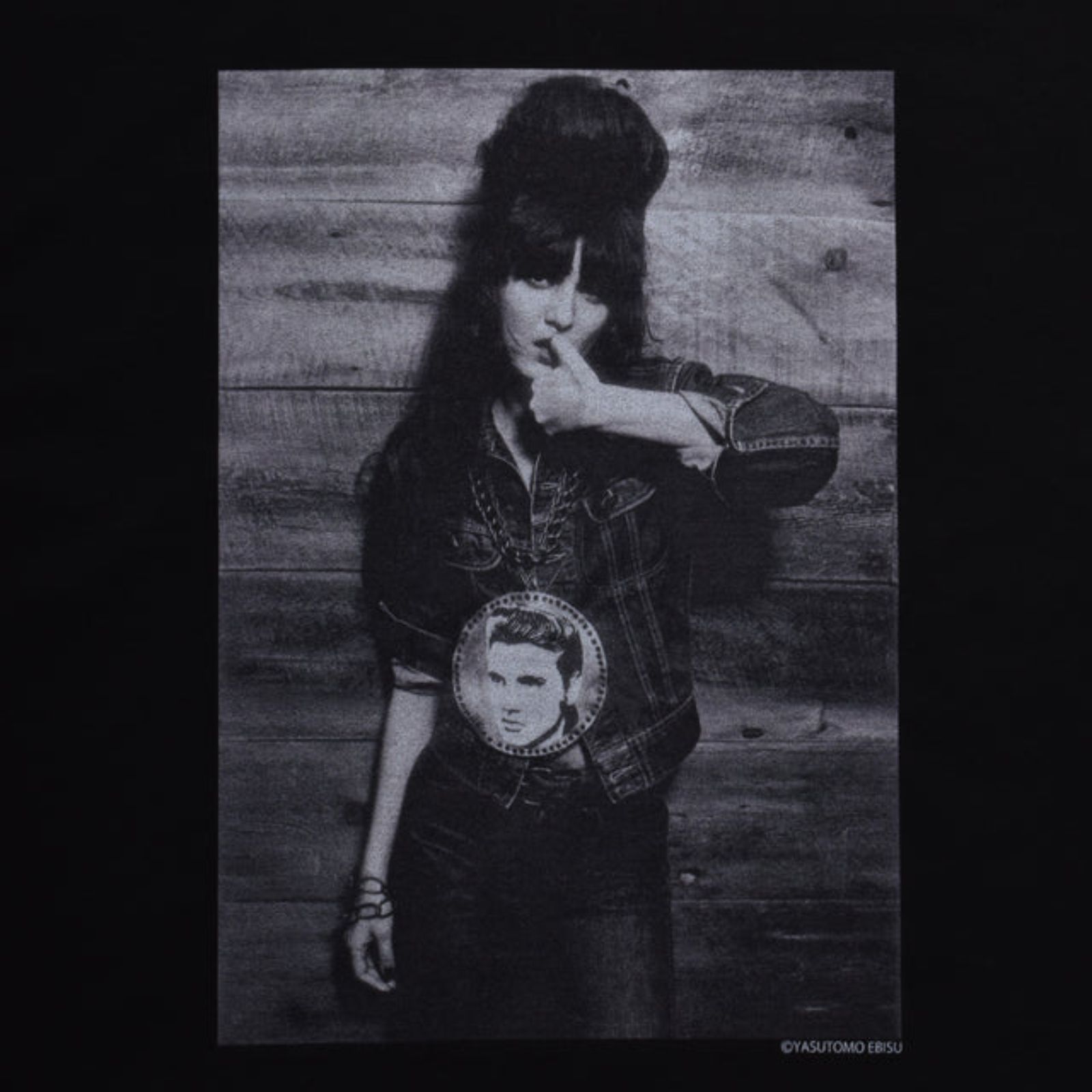 Stie-lo × Irina.L "Presley" T-SH （BLACK） / プリントTシャツ （ブラック） 25MND-STL009