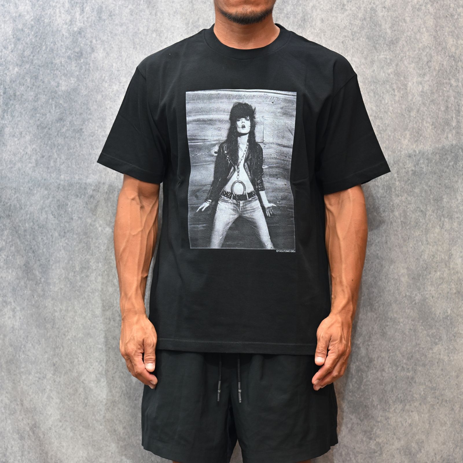 Stie-lo × Irina.L "The front" T-SH （BLACK） / プリントTシャツ （ブラック） 25MND-STL008