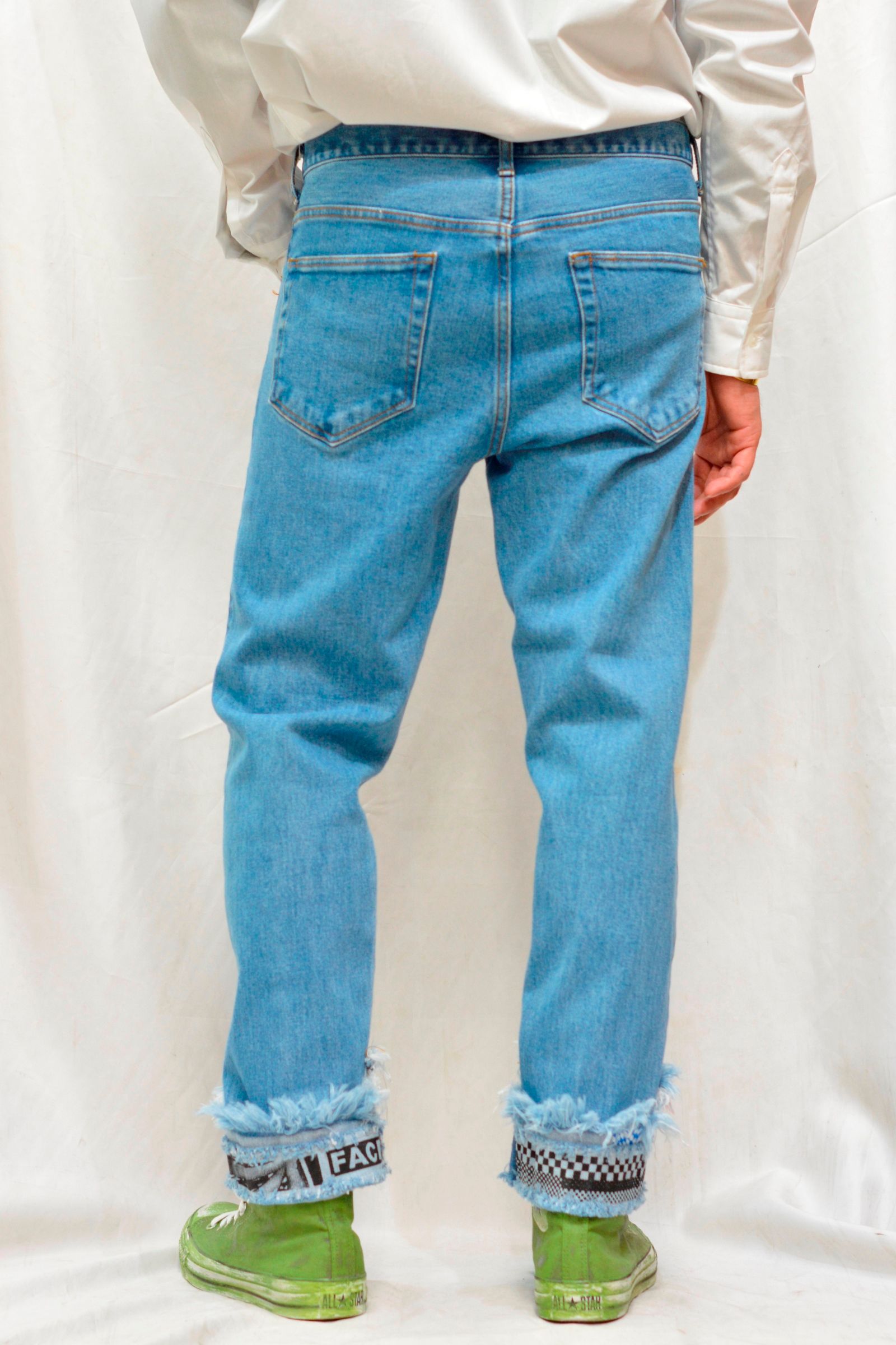 ”CROPPED PRINT DENIM PANTS