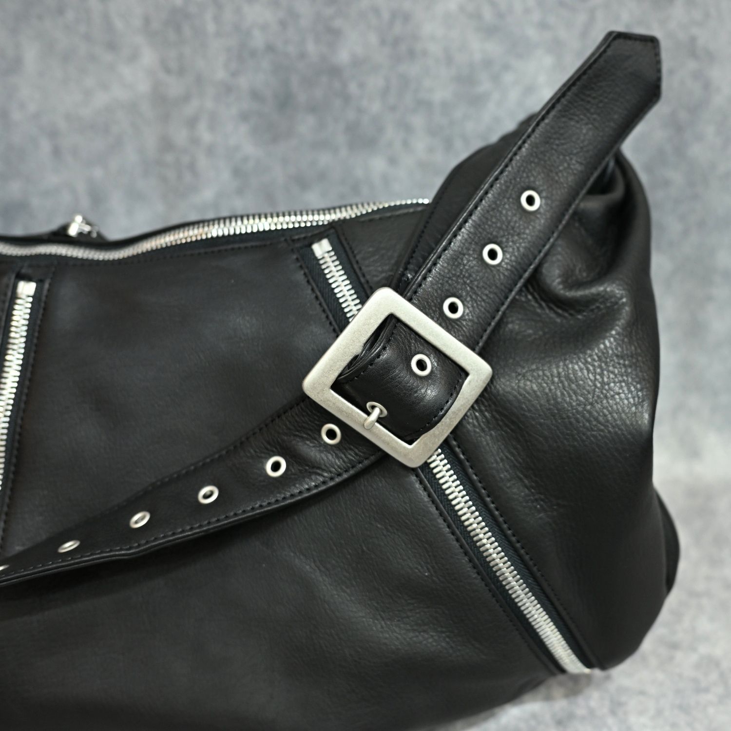 ファニチャーレザー ZIP バナナバッグ ラージ （BLACK / ブラック）  / 263-02