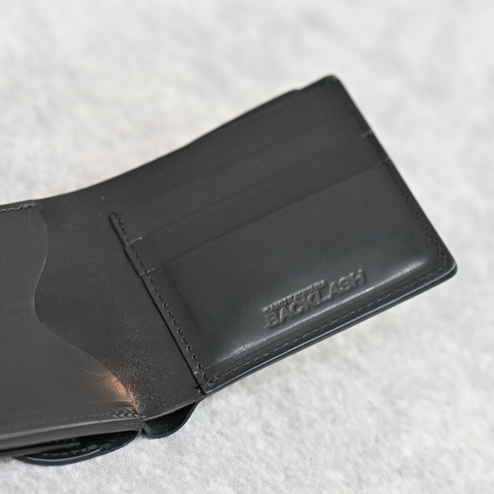 GUIDI CALF WHITE TANNING “Vitello Lucido” WALLET （BLACK）｜カーフ 白鞣し 二つ折り財布｜889-08